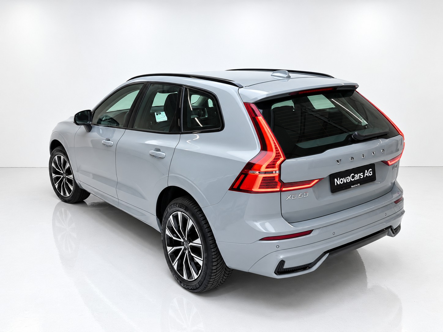 VOLVO XC60 B4 Diesel Mild Hybrid AWD Plus Dark Geartronic-showroom-element-3