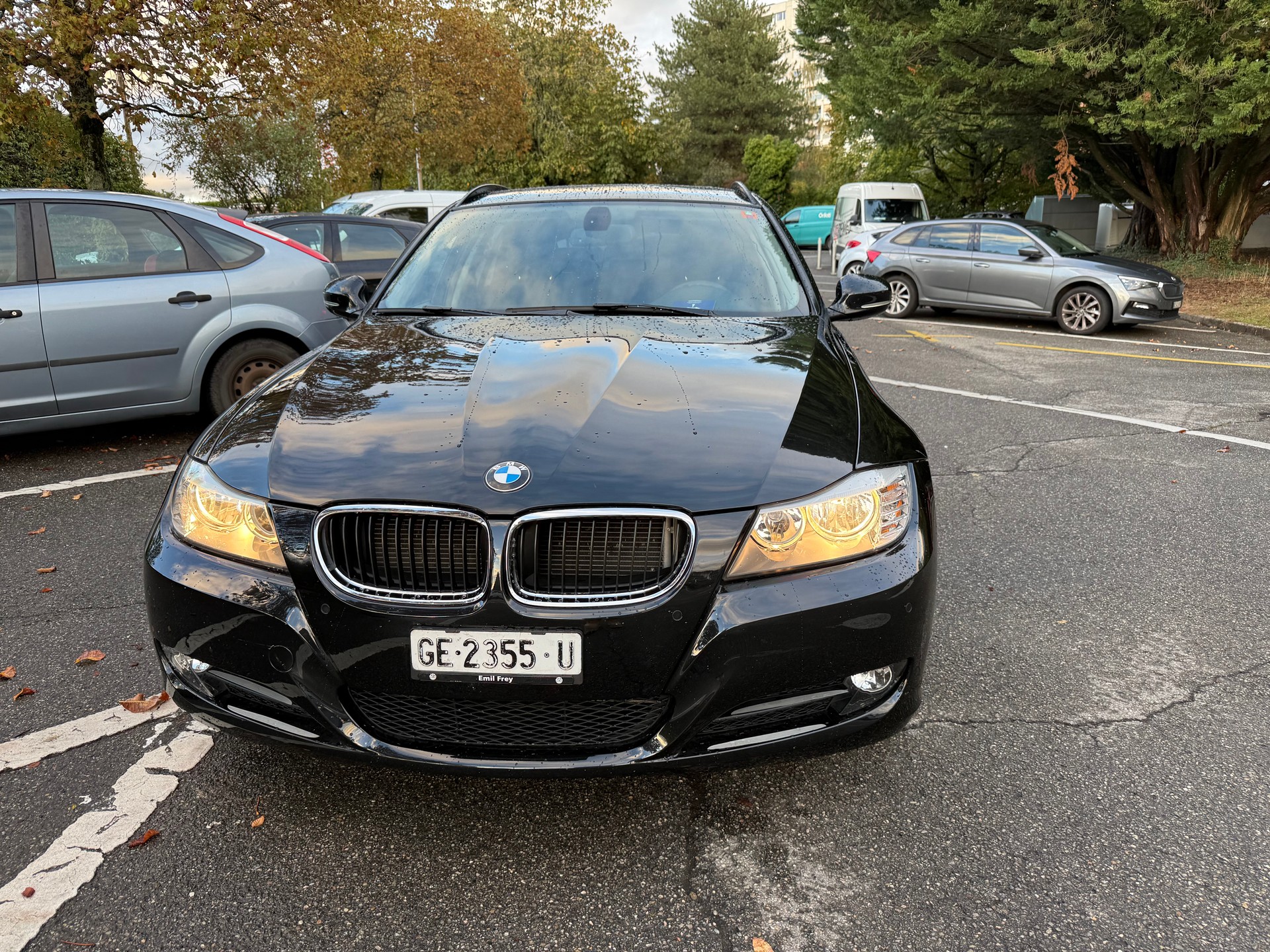 BMW 318i Touring-showroom-element-1