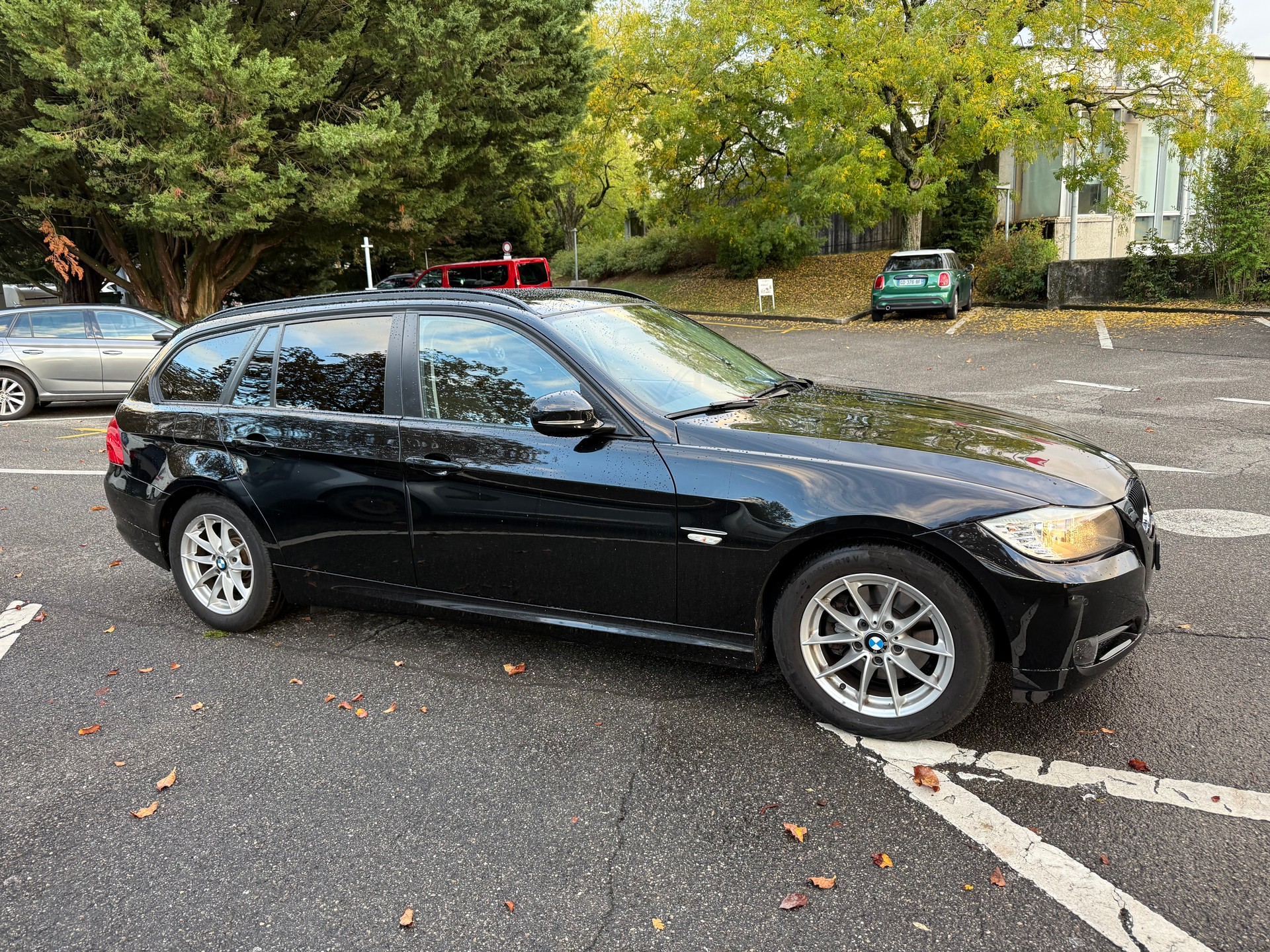 BMW 318i Touring-showroom-element-3