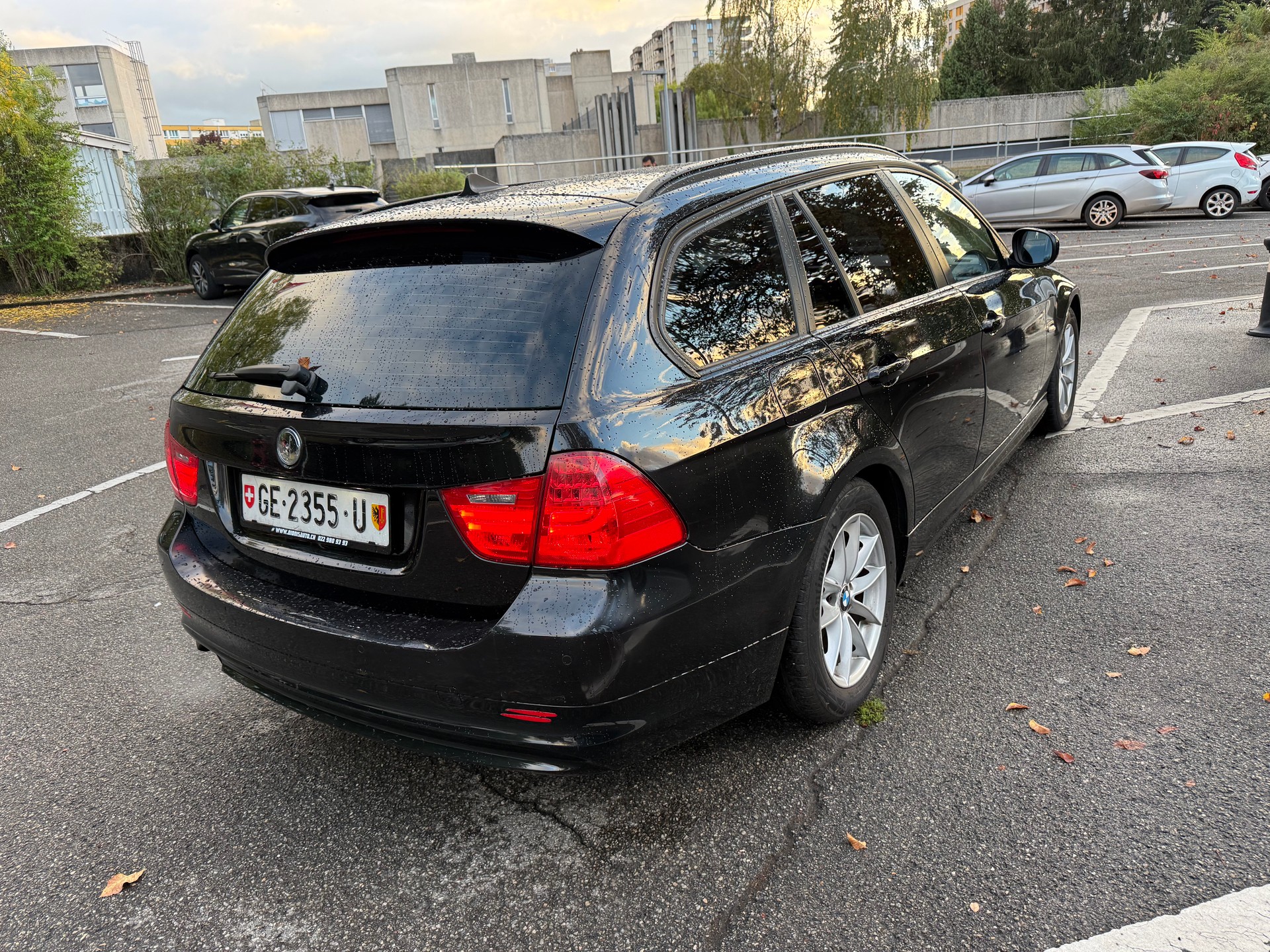 BMW 318i Touring-showroom-element-2