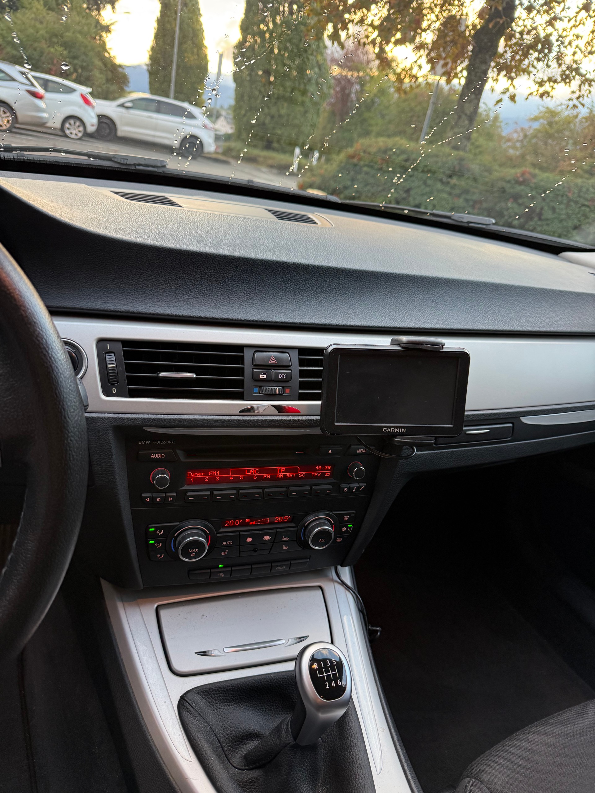 BMW 318i Touring-image-12