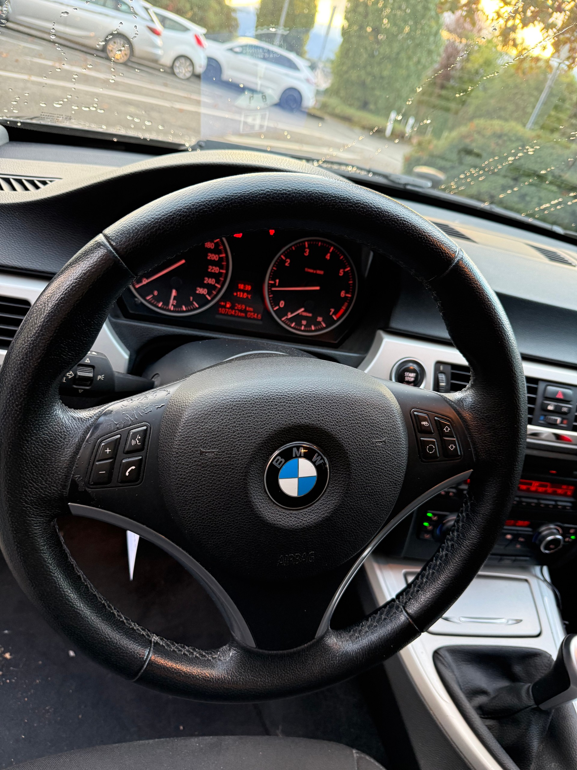 BMW 318i Touring-image-11