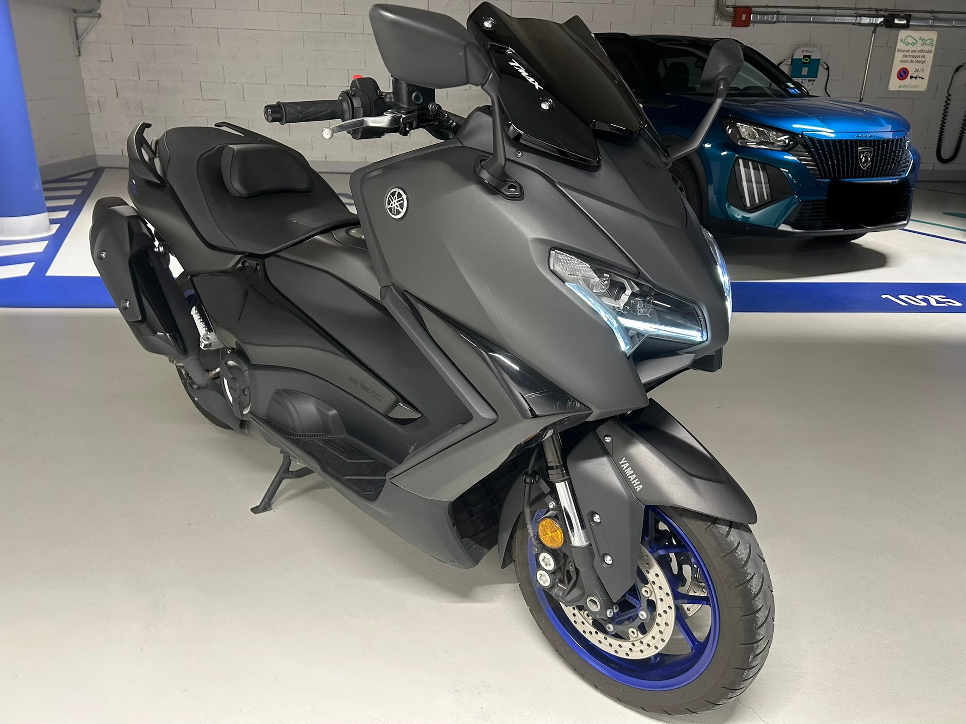 YAMAHA T-MAX XP 560-image-1