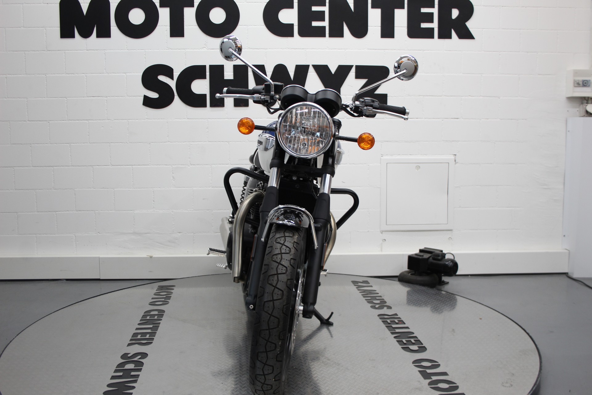 TRIUMPH Bonneville 900 T100-image-2