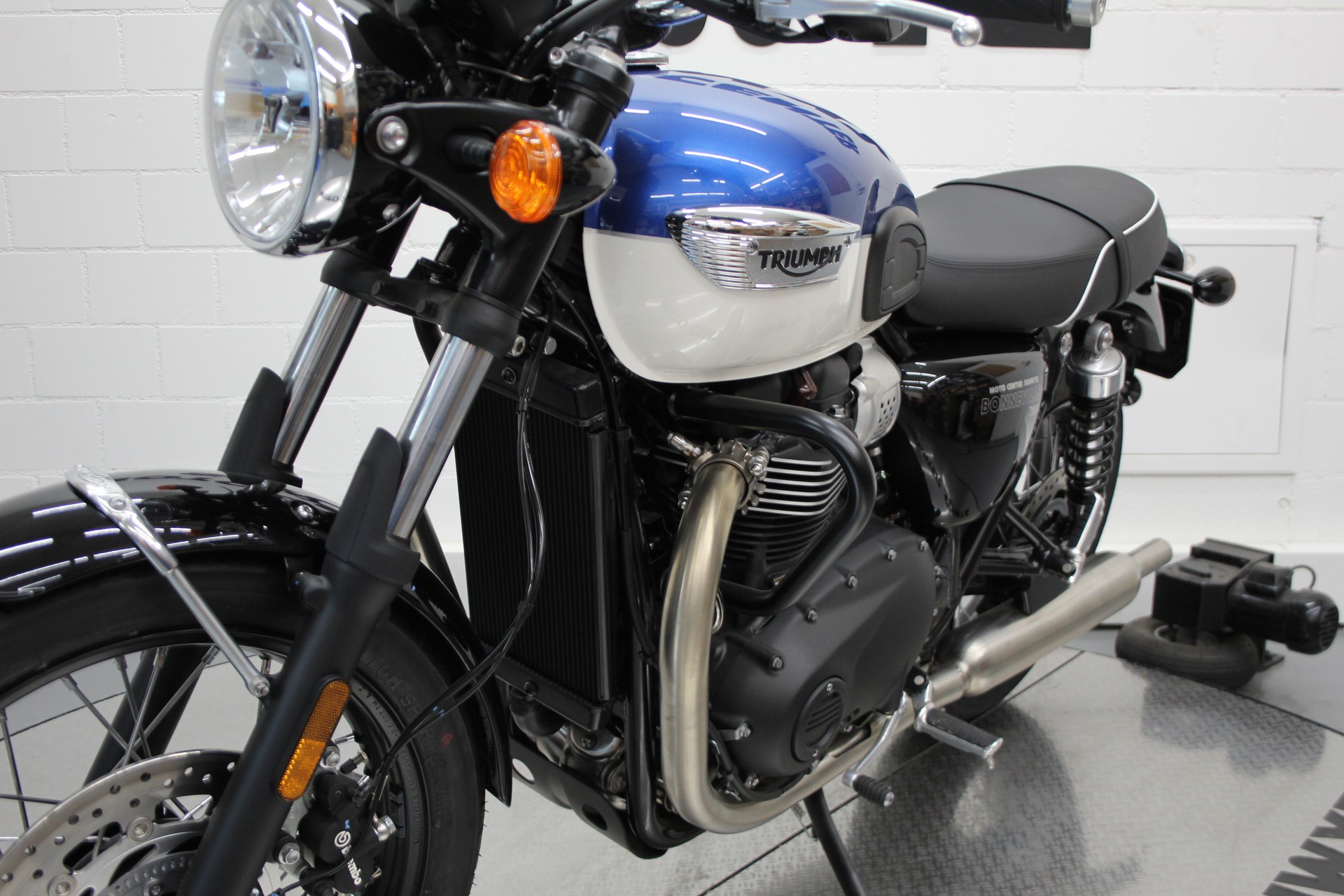 TRIUMPH Bonneville 900 T100-image-5