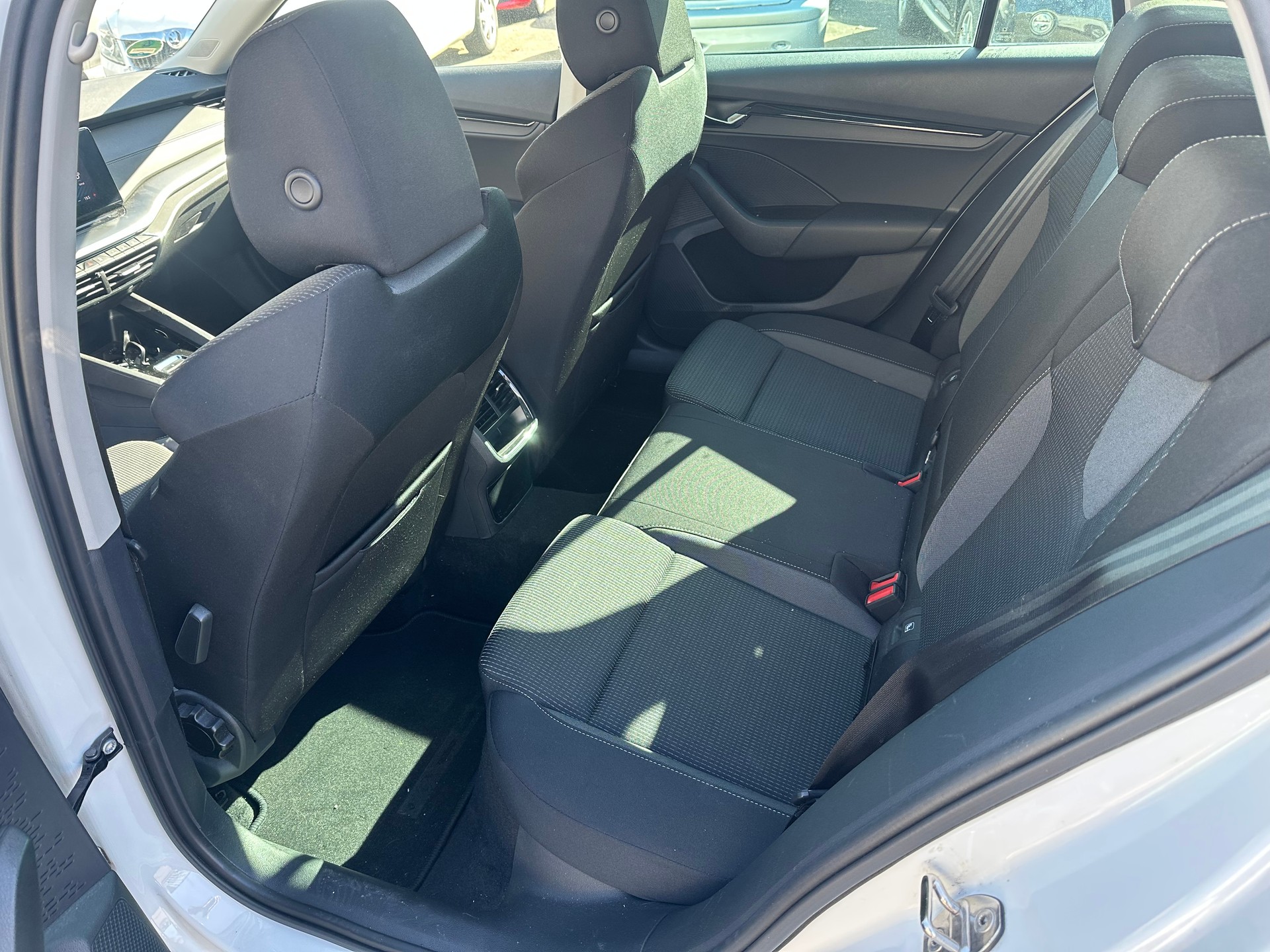 SKODA Octavia Combi 2.0 TDI DSG Style-image-8