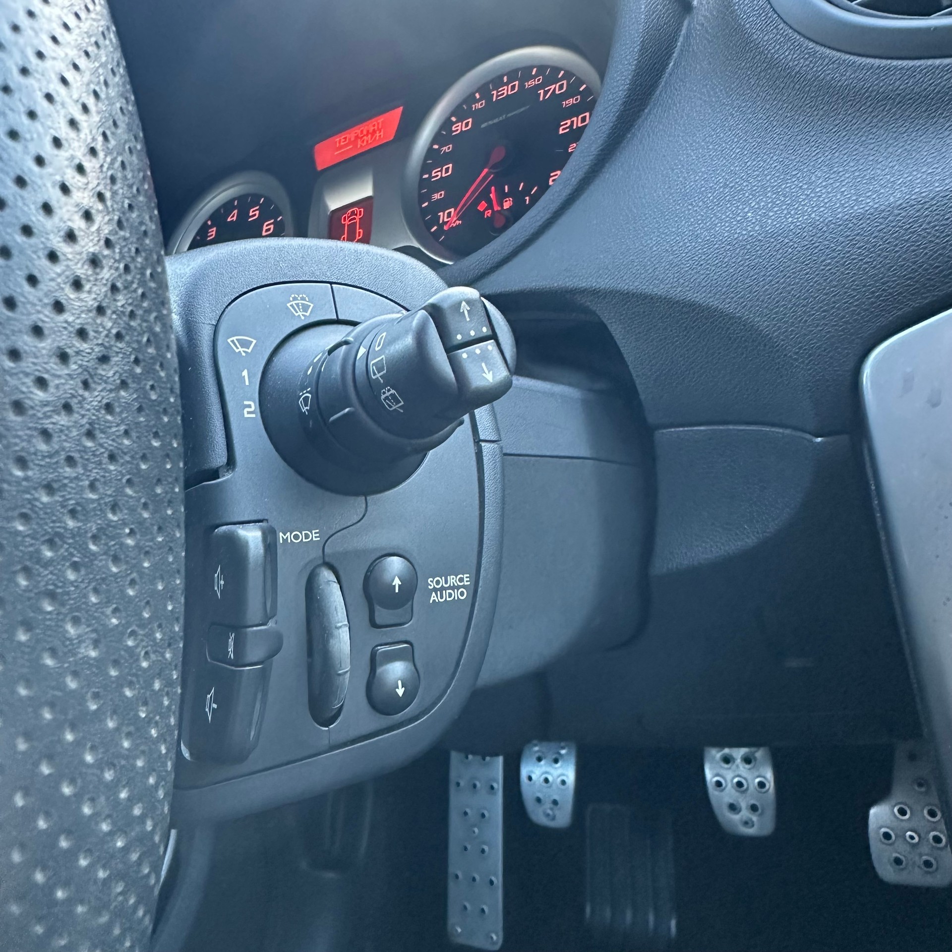 RENAULT Clio 2.0 16V Sport-image-12
