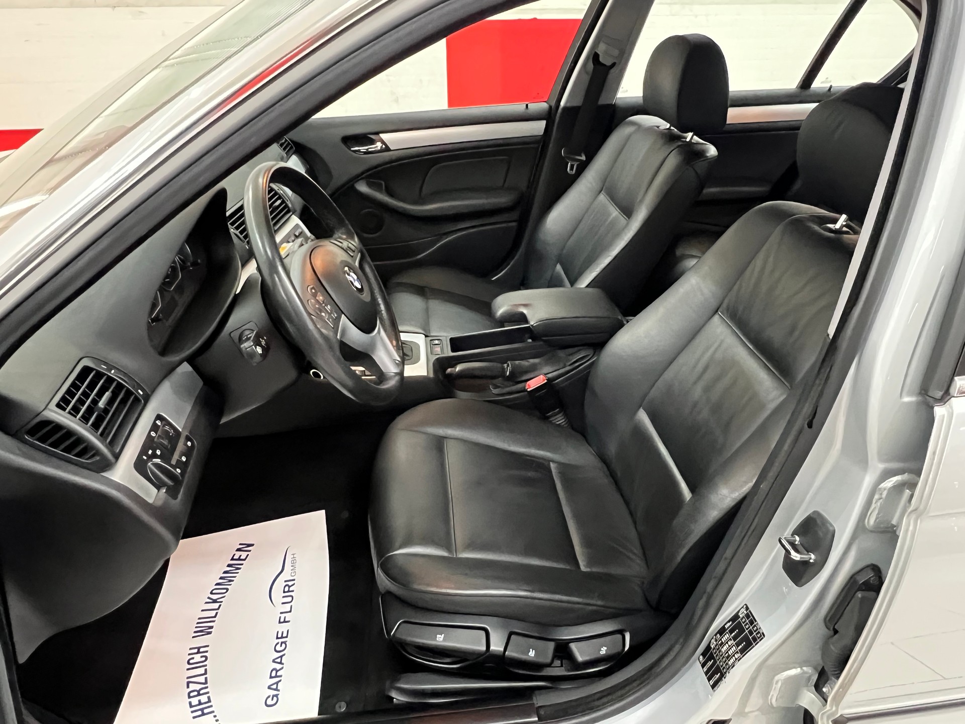 BMW 330XI-image-12