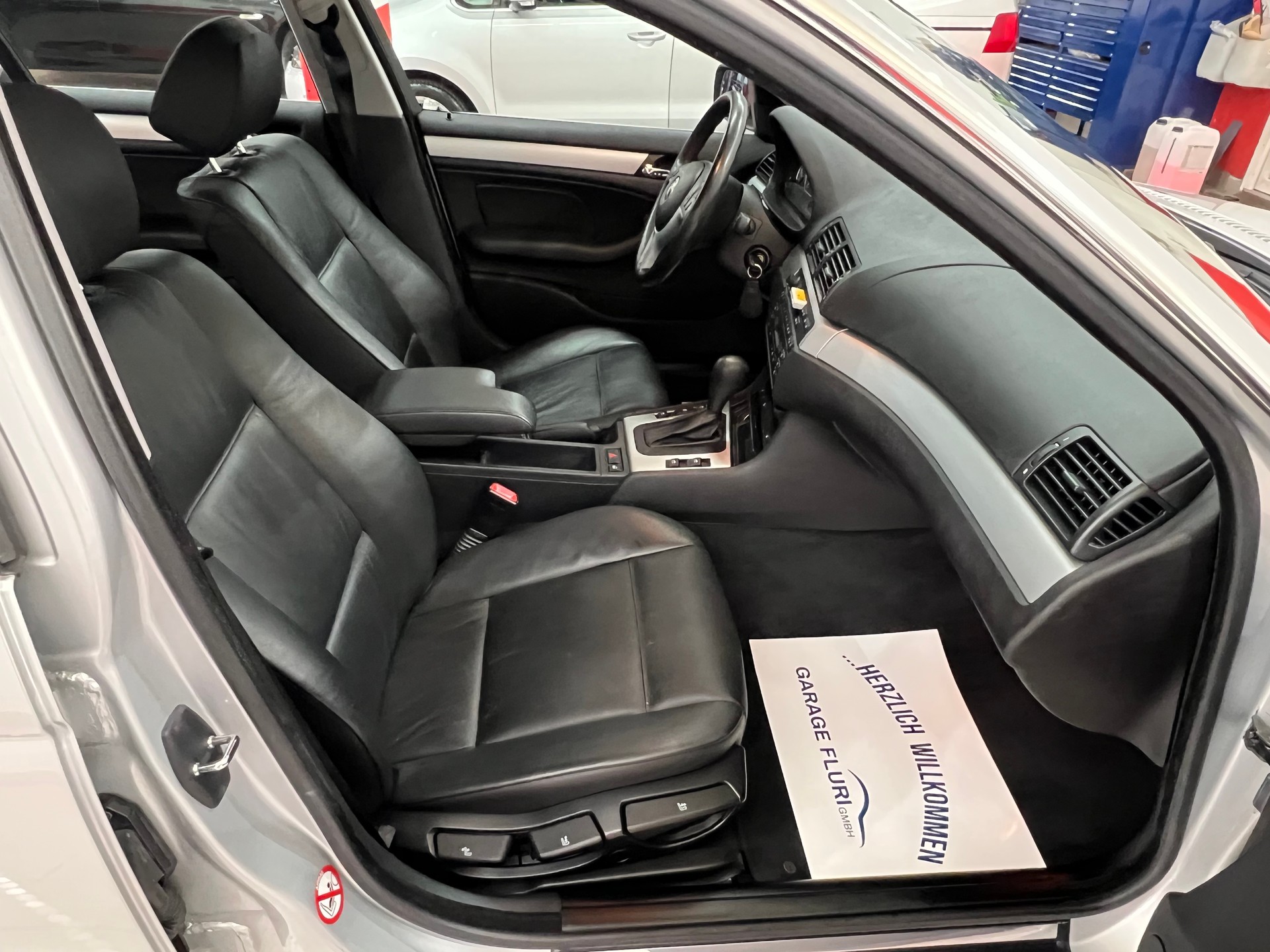 BMW 330XI-image-13