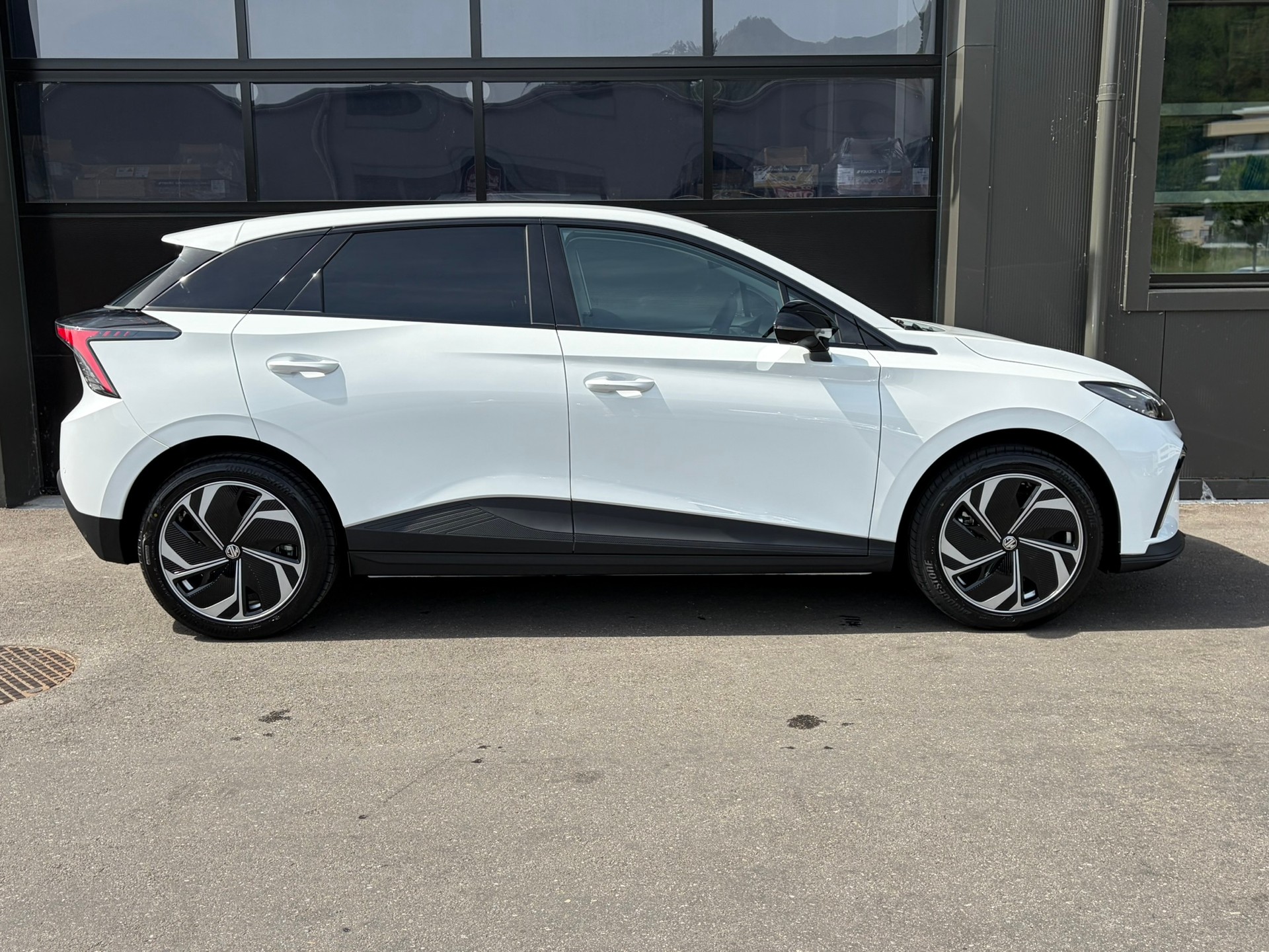 MG 4 EV 64kWh Premium-image-2