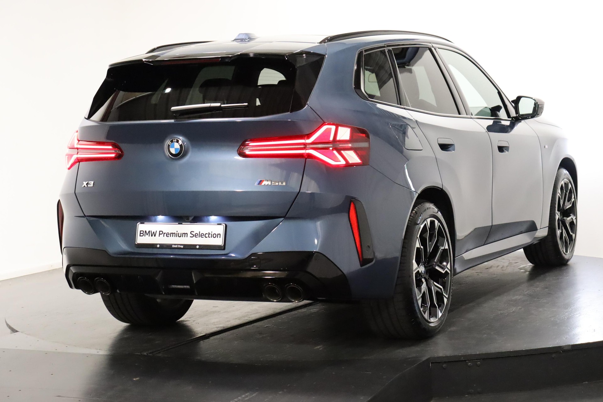 BMW X3 M50i-showroom-element-3