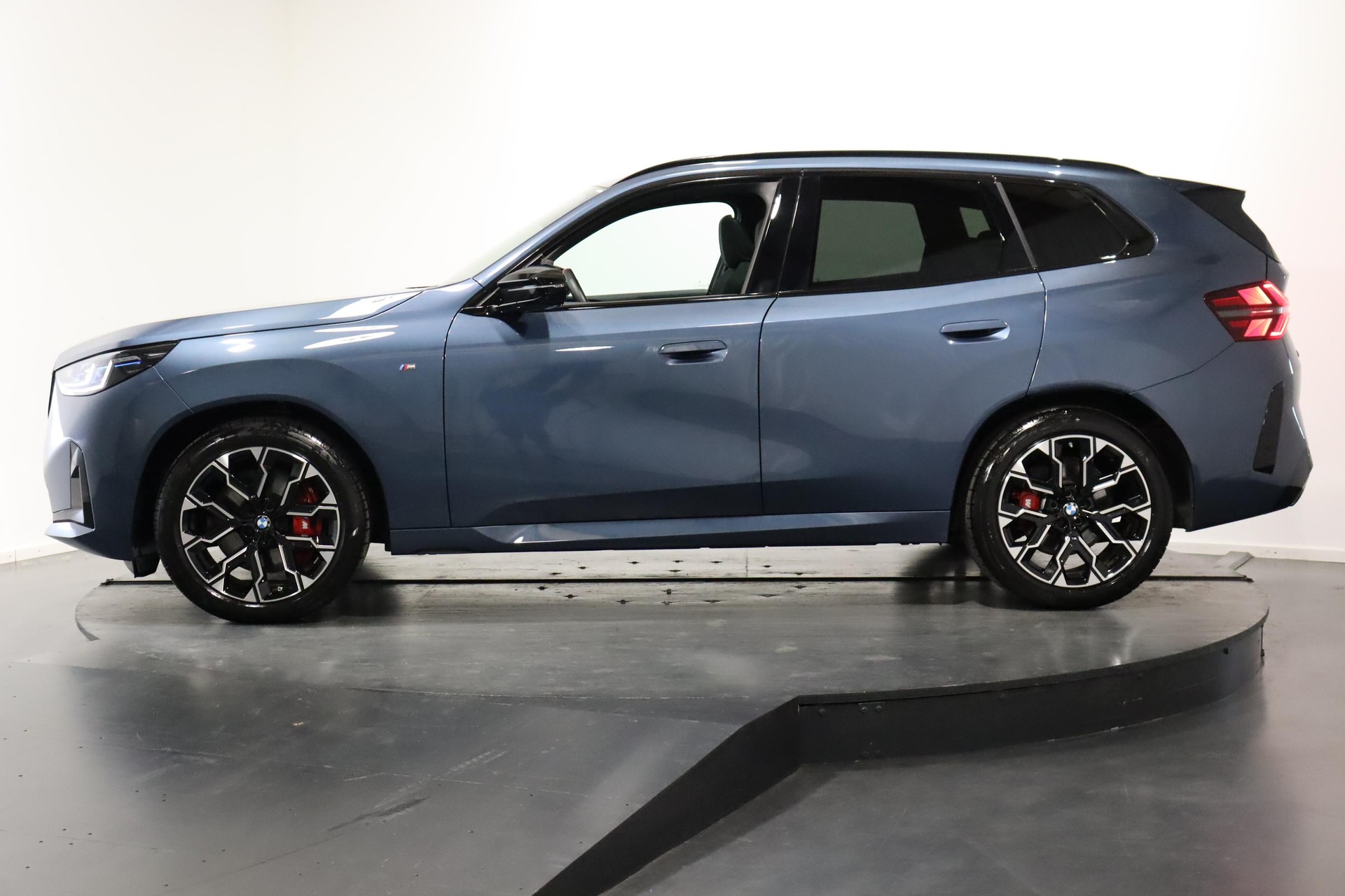 BMW X3 M50i-showroom-element-1