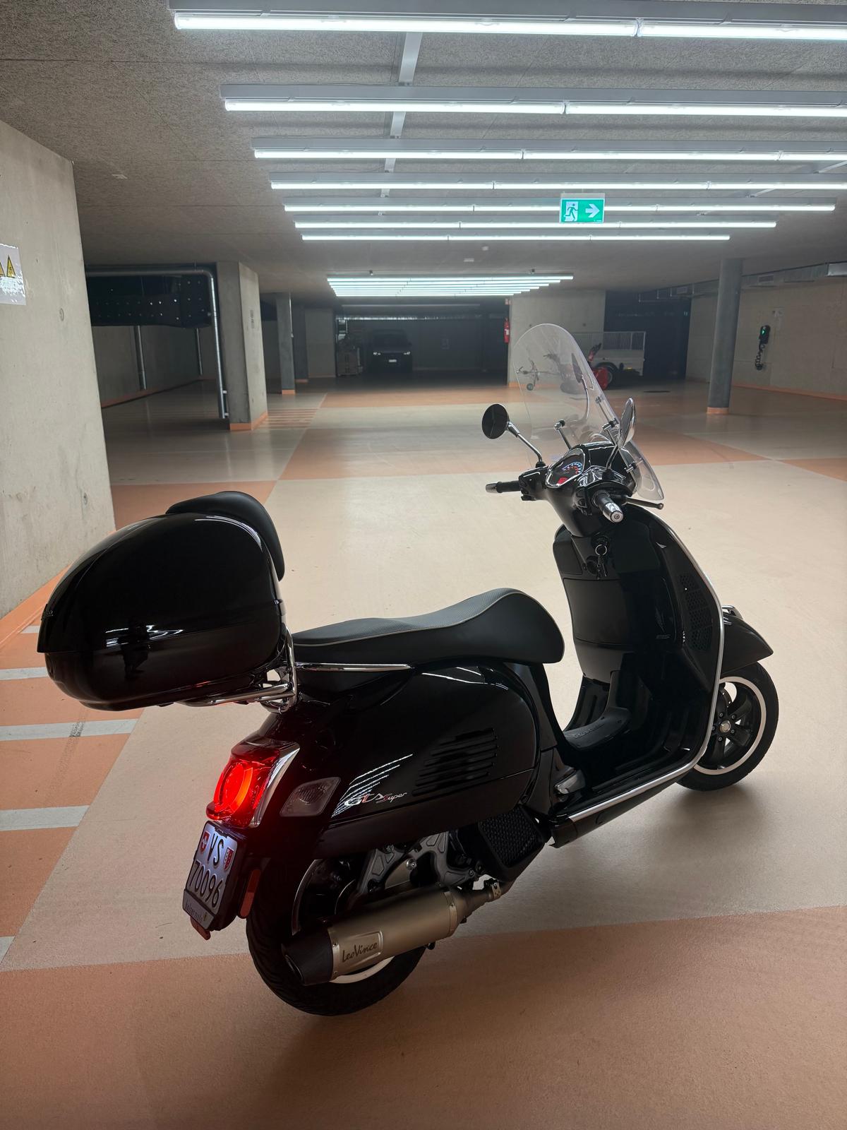 PIAGGIO Vespa GTS 125 Super Sport ABS-image-1