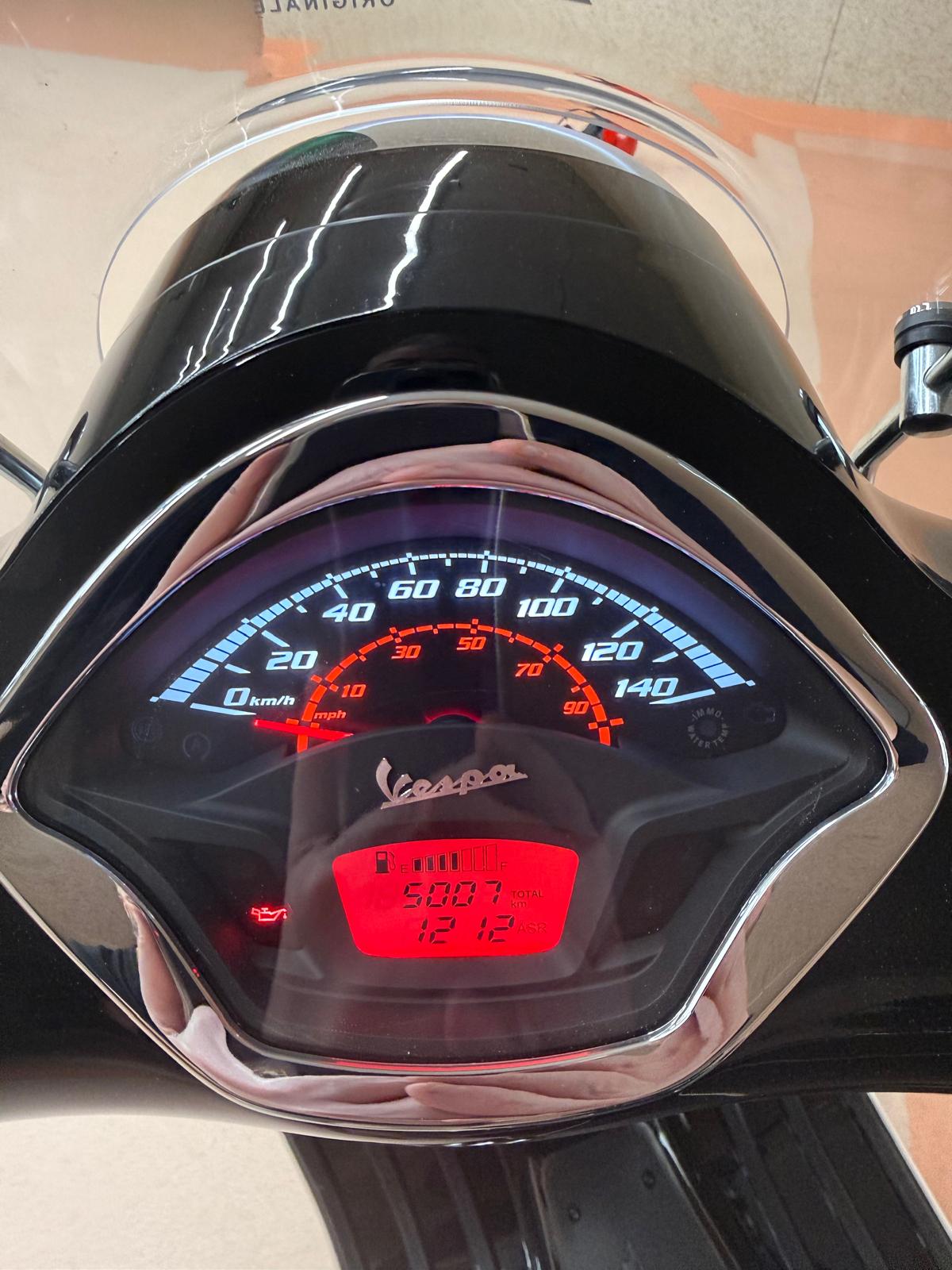 PIAGGIO Vespa GTS 125 Super Sport ABS-image-2