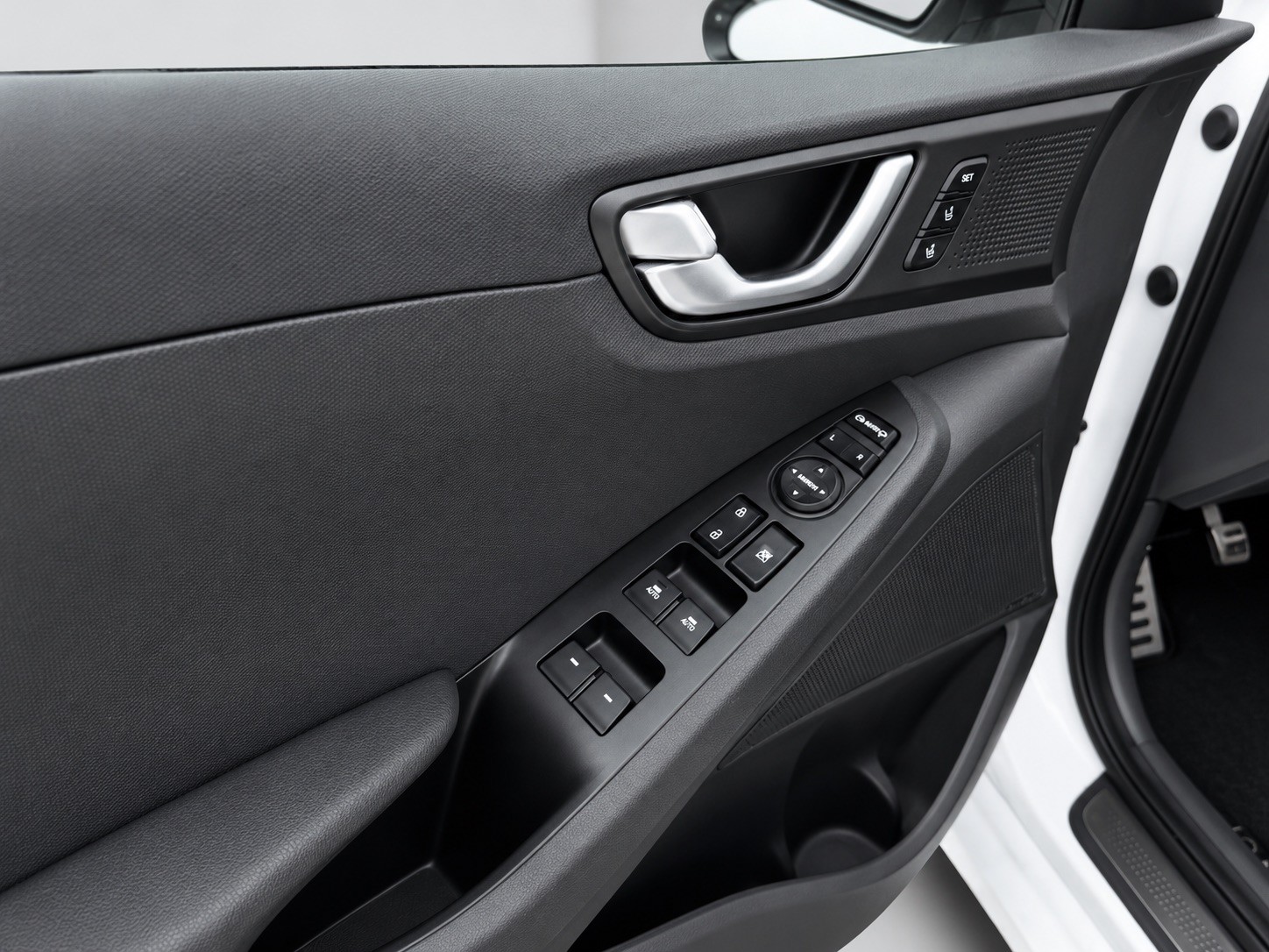 HYUNDAI Ioniq 1.6 GDi Plug in Hybrid Launch Plus DCT-image-14