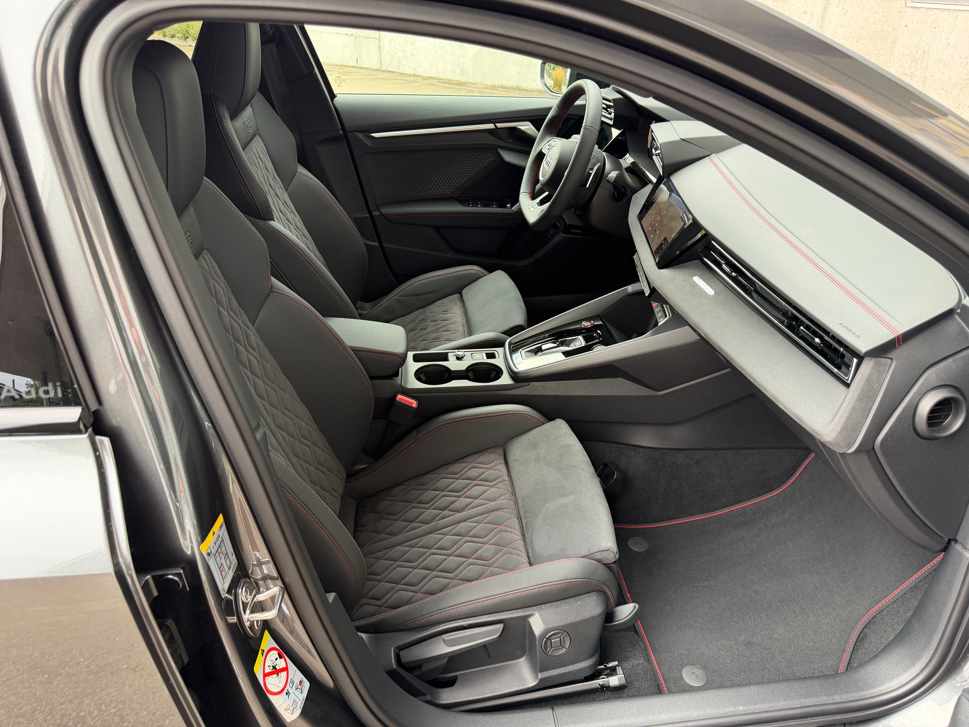 AUDI S3 Sportback TFSI quattro S-tronic-image-27