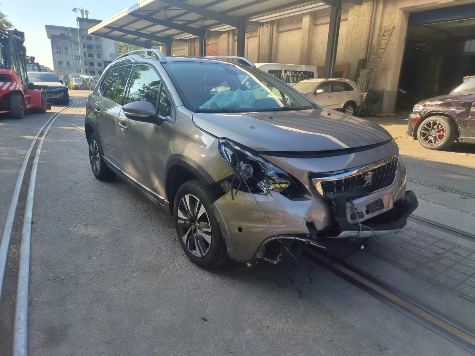 PEUGEOT 2008 1.2 PureTech Allure EAT6-showroom-element-1