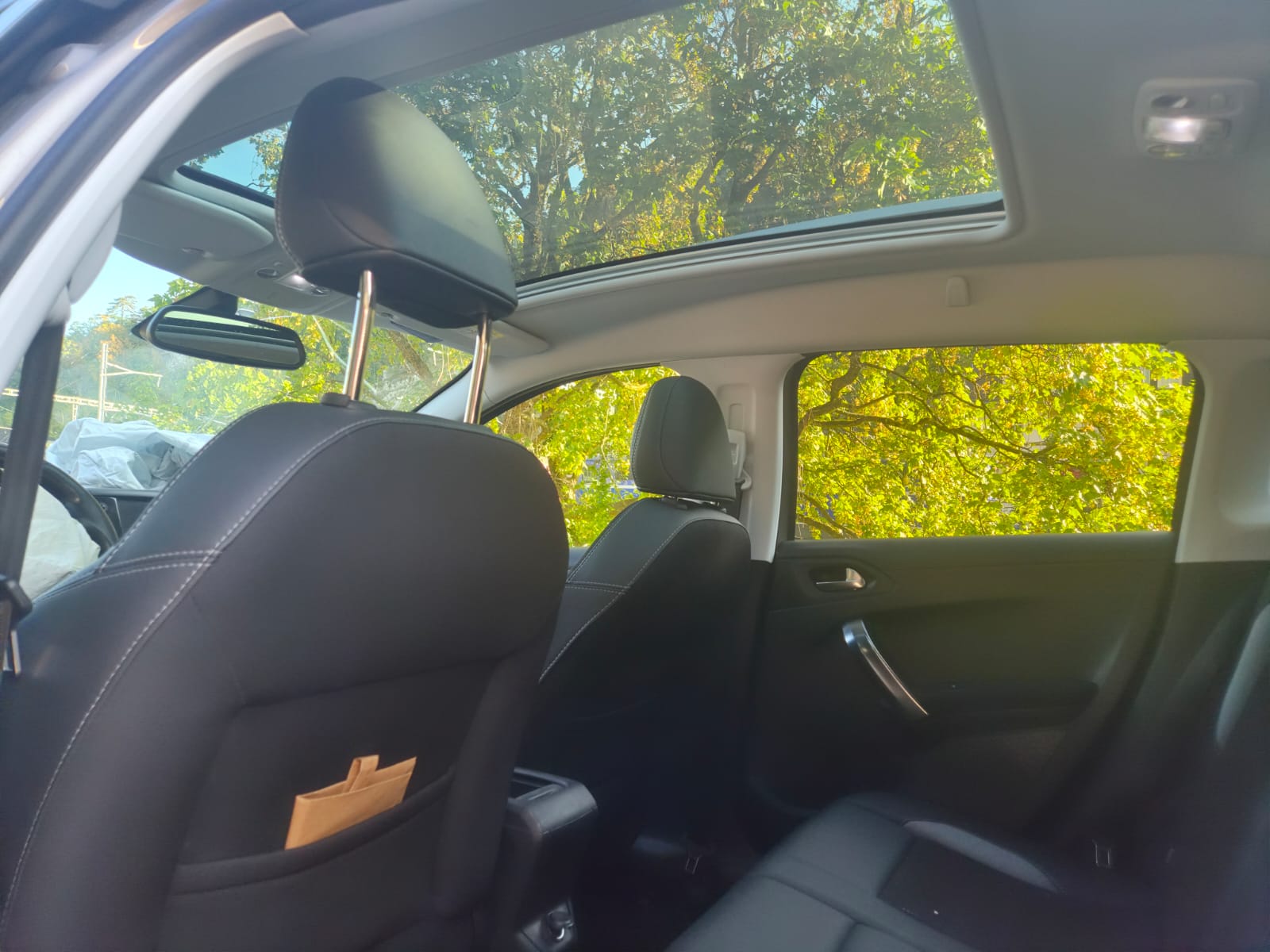 PEUGEOT 2008 1.2 PureTech Allure EAT6-image-6