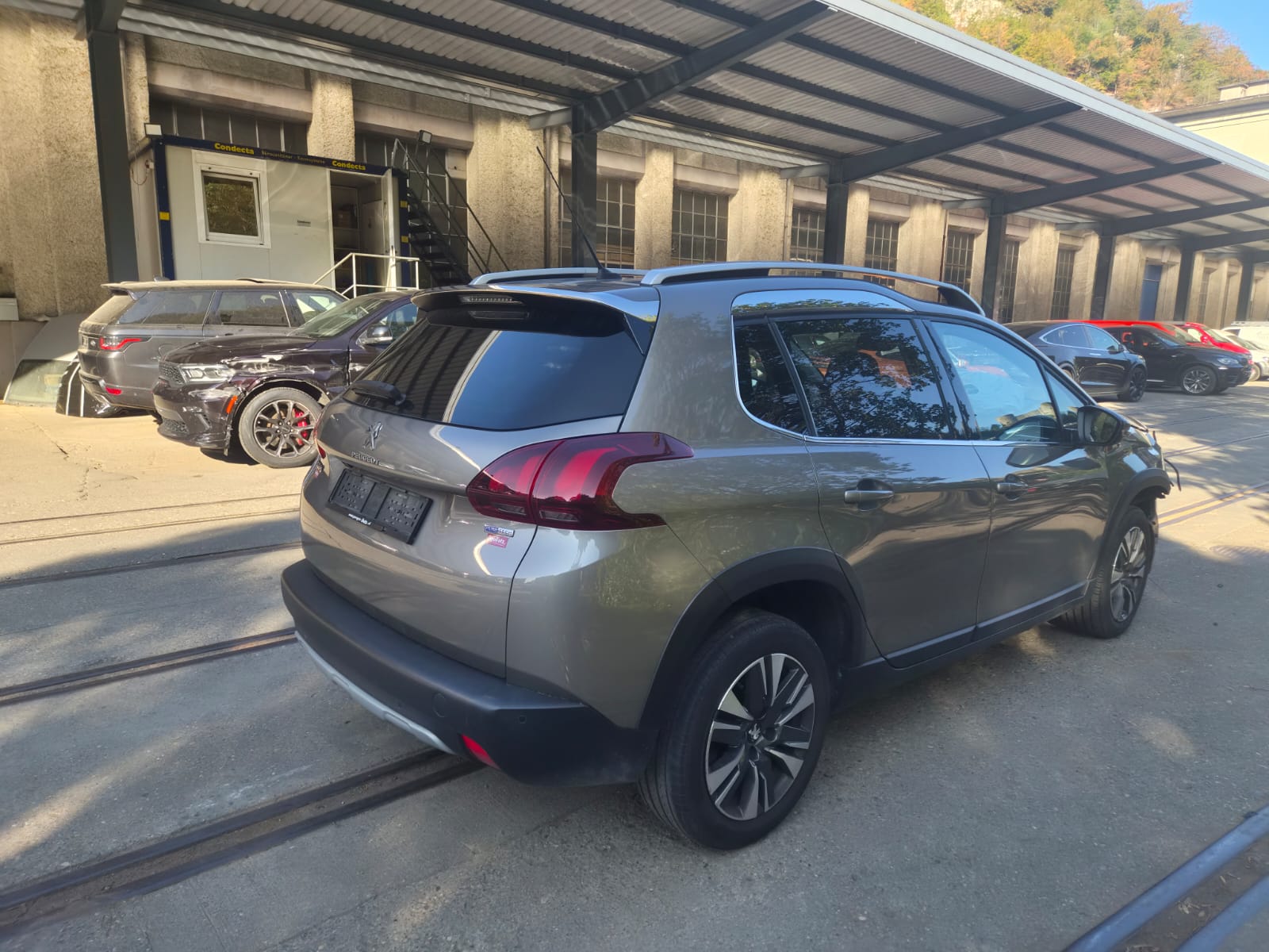 PEUGEOT 2008 1.2 PureTech Allure EAT6-showroom-element-2