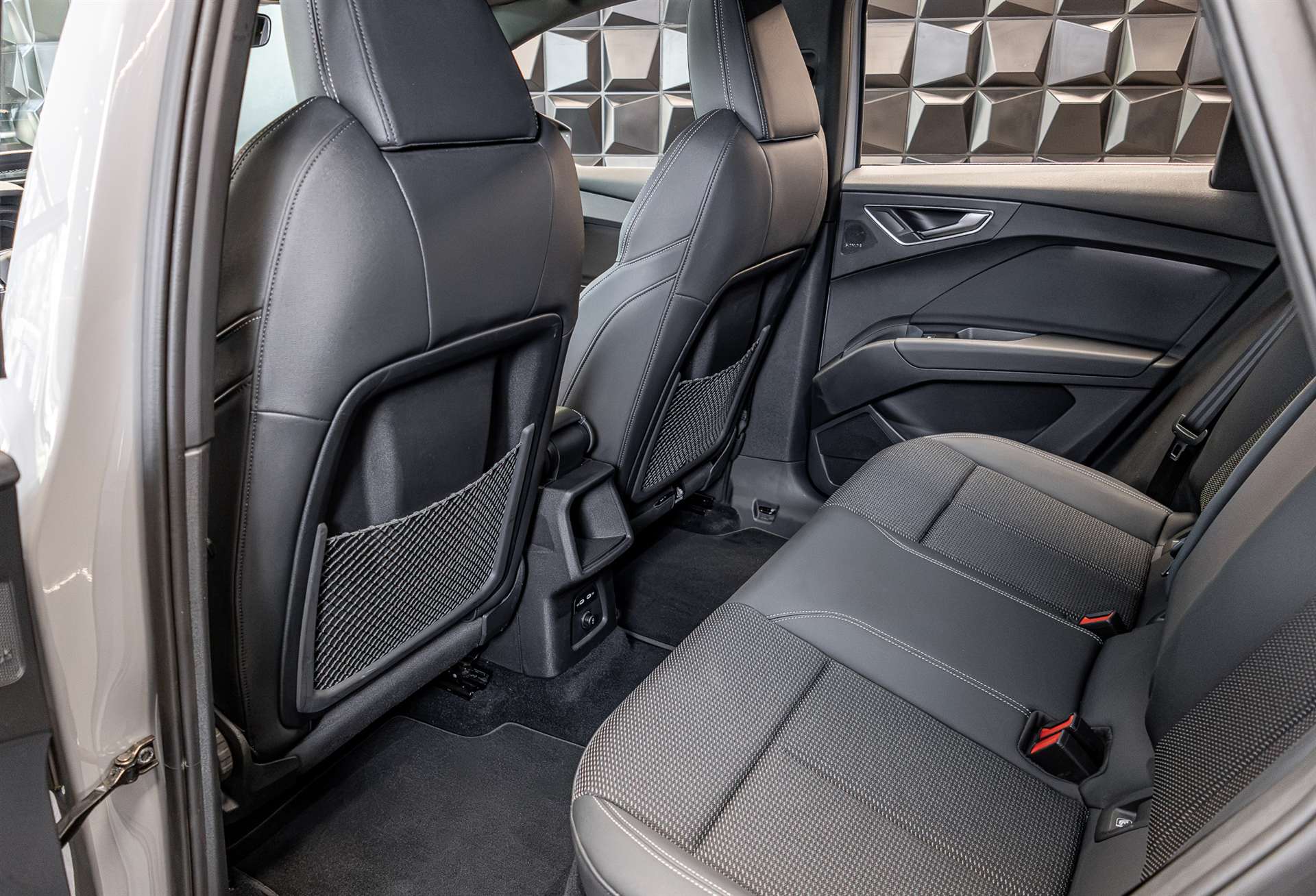 AUDI Q4 e-tron 40-image-24