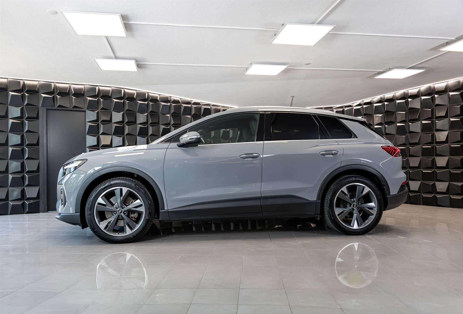 AUDI Q4 e-tron 40-showroom-element-2