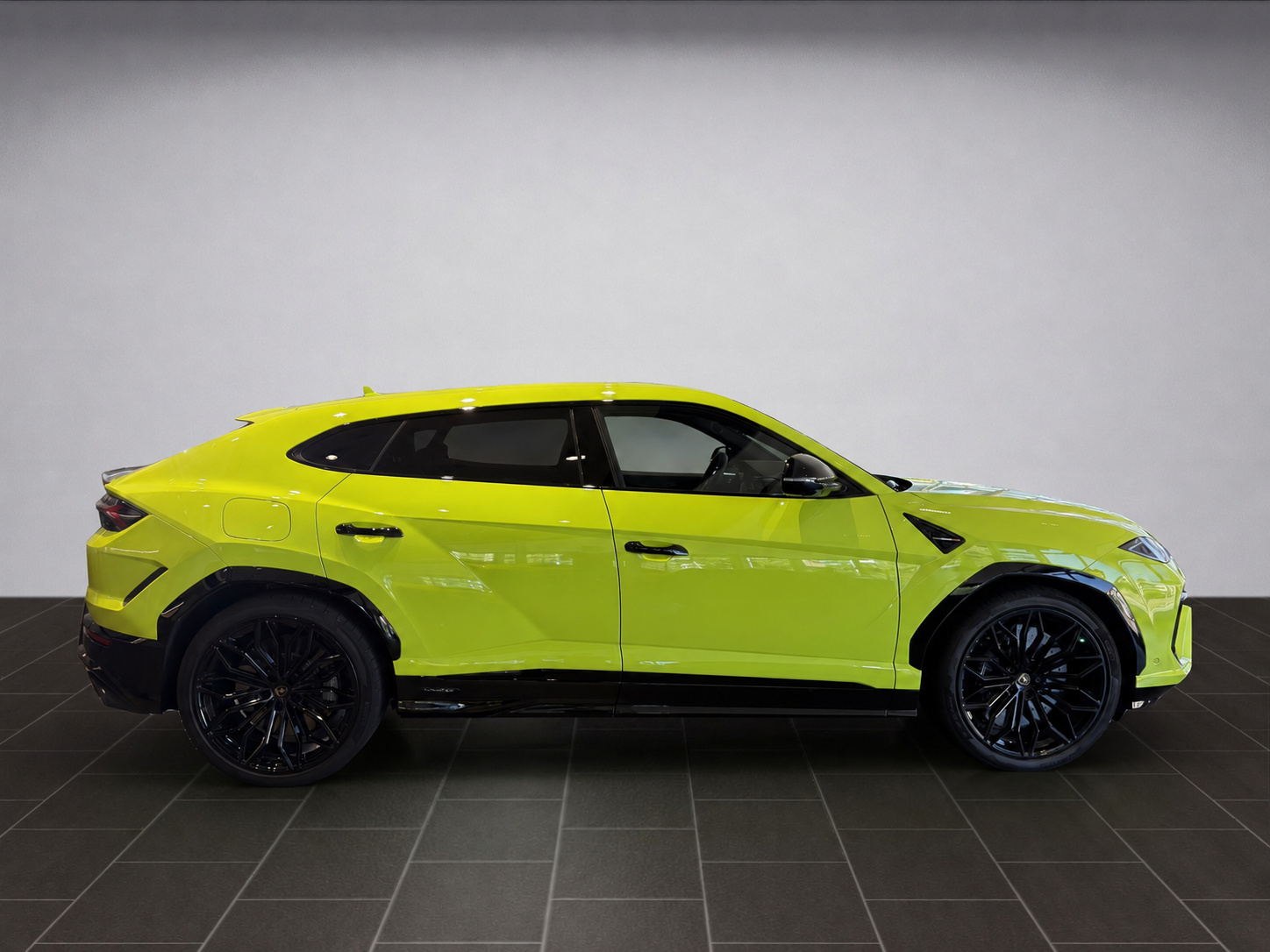 LAMBORGHINI Urus 4.0 SE-showroom-element-1