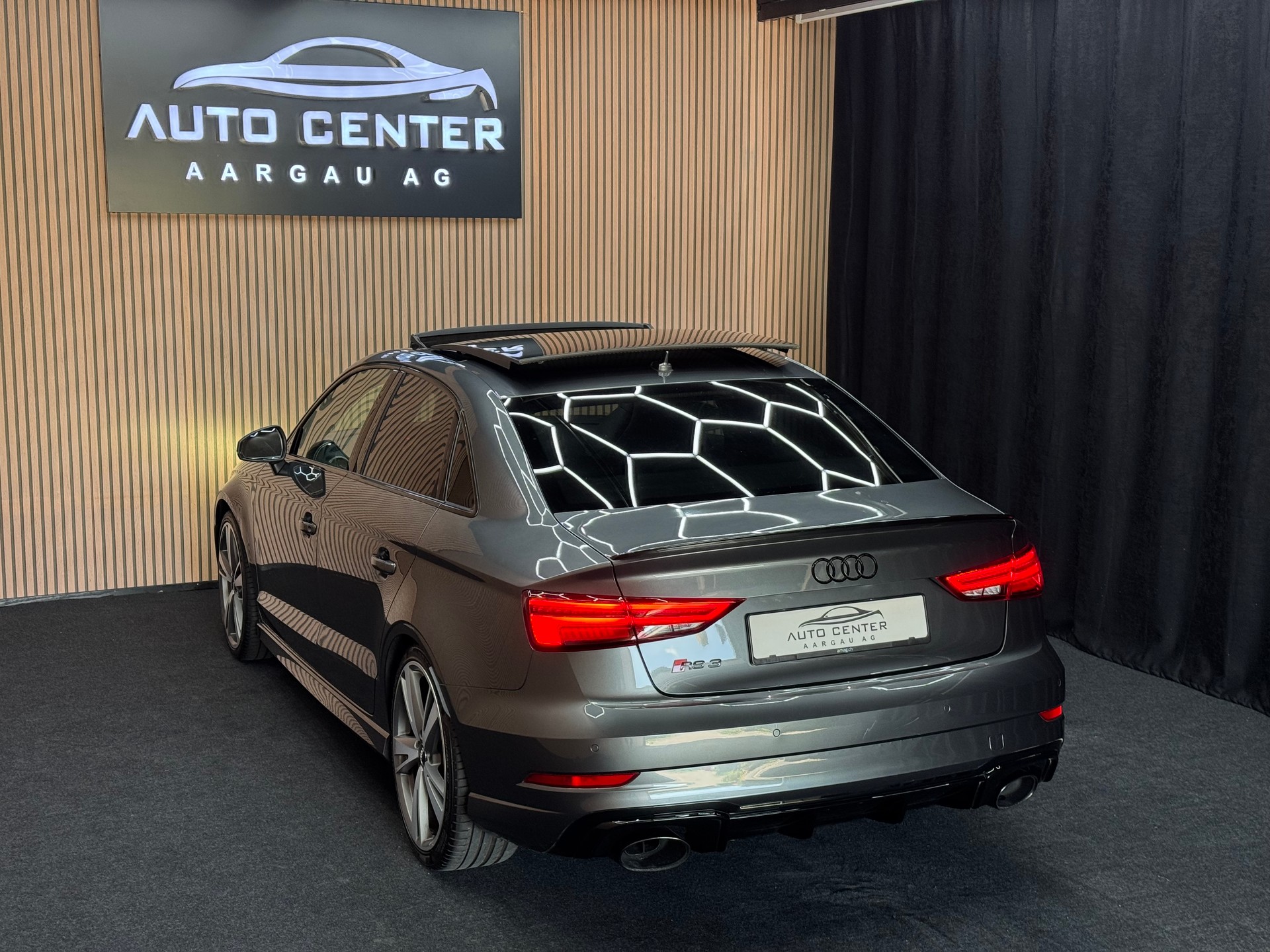 AUDI RS3 Limousine 2.5 T FSI quattro S-Tronic *ab CHF 299.-/ Monat*-showroom-element-3