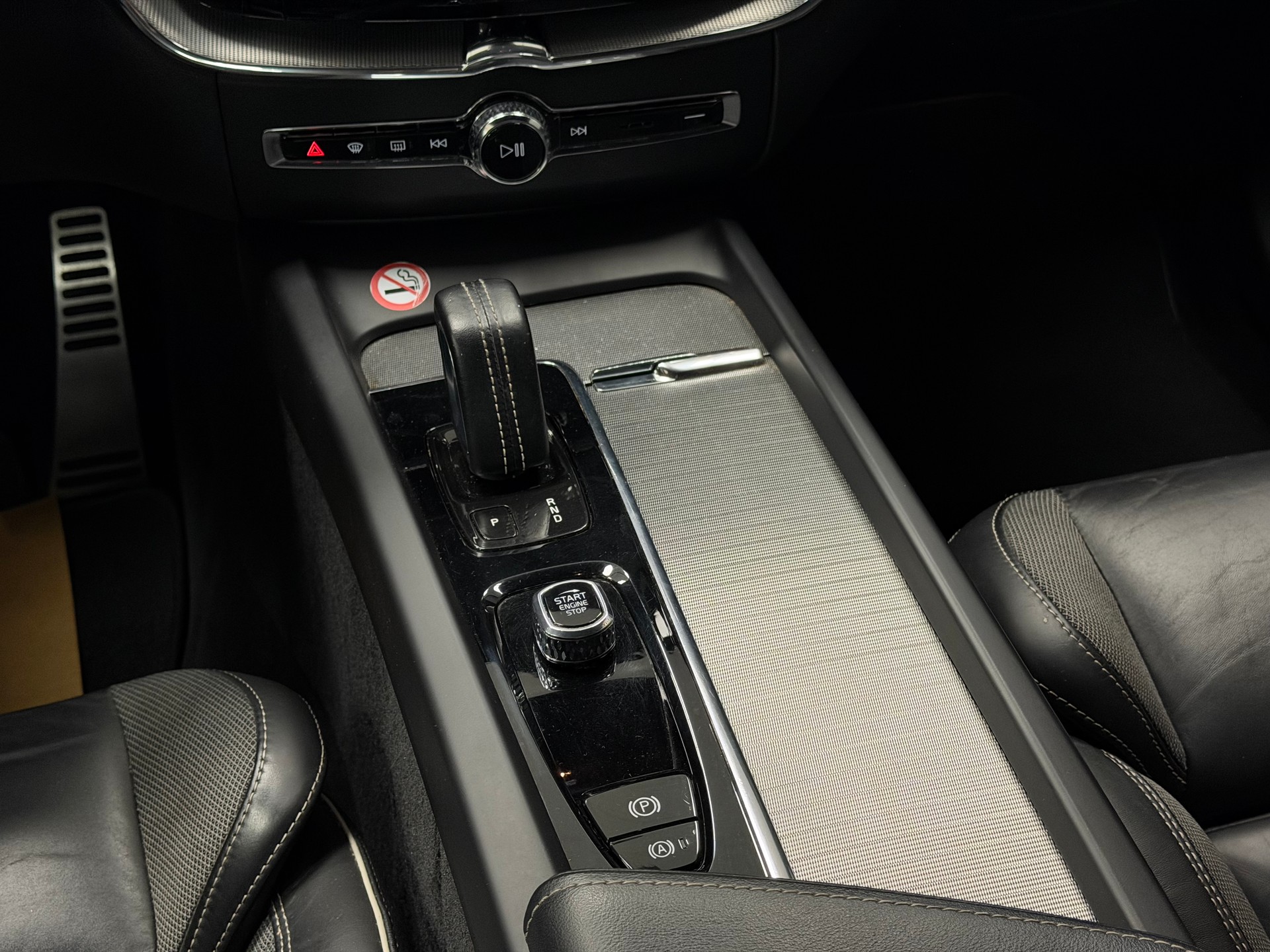 VOLVO XC60 B5 Diesel Mild Hybrid AWD R-Design Geartronic-image-16