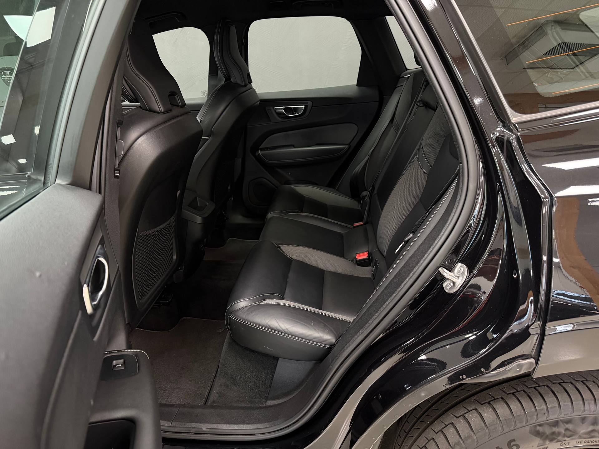 VOLVO XC60 B5 Diesel Mild Hybrid AWD R-Design Geartronic-image-12