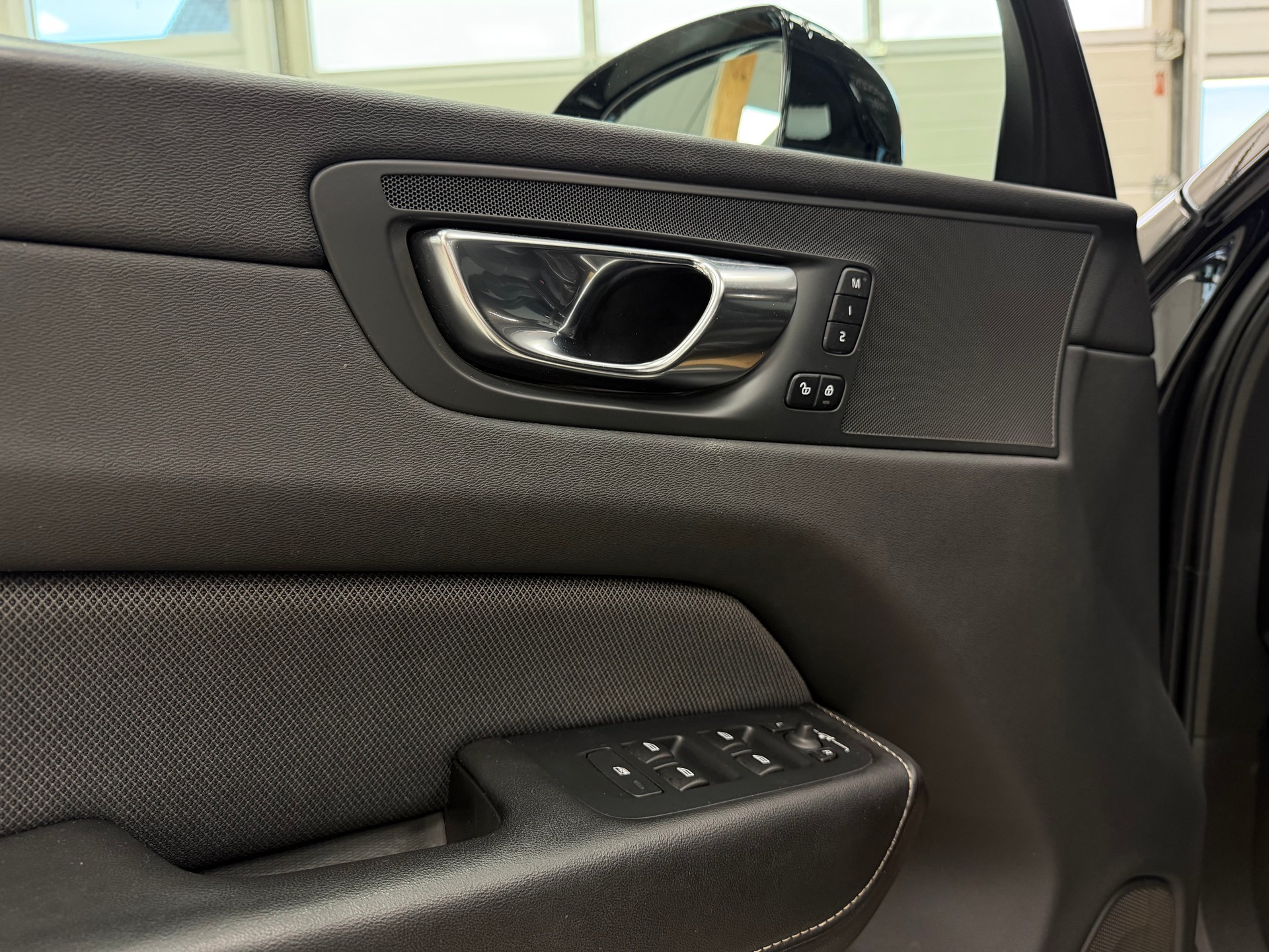 VOLVO XC60 B5 Diesel Mild Hybrid AWD R-Design Geartronic-image-11