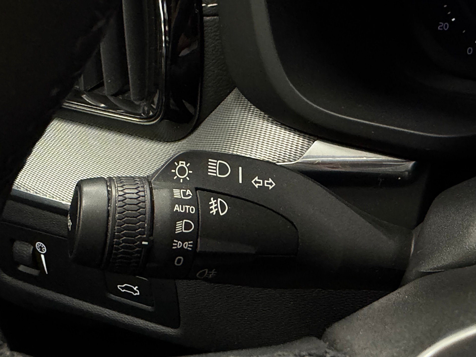 VOLVO XC60 B5 Diesel Mild Hybrid AWD R-Design Geartronic-image-19