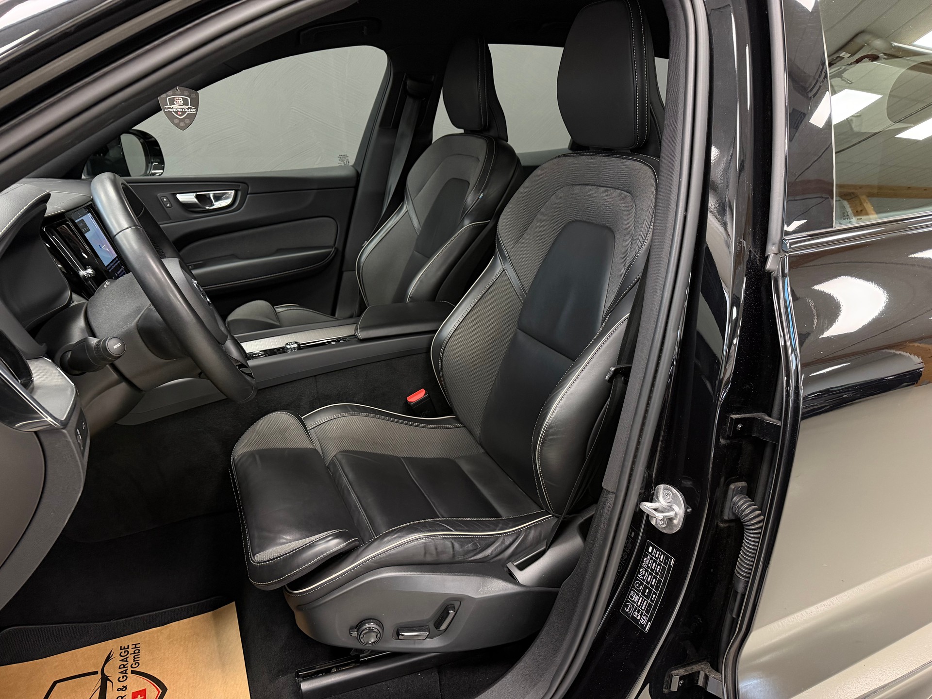 VOLVO XC60 B5 Diesel Mild Hybrid AWD R-Design Geartronic-image-10