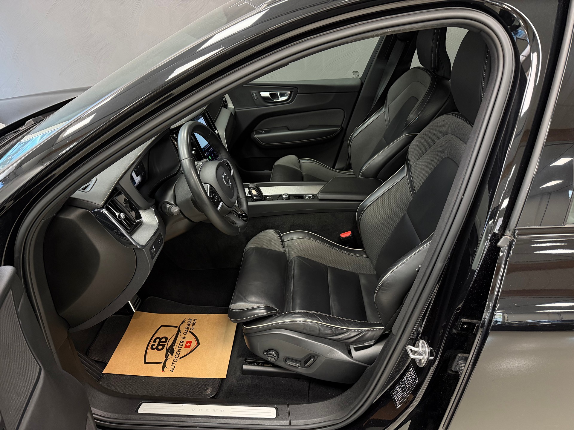 VOLVO XC60 B5 Diesel Mild Hybrid AWD R-Design Geartronic-image-8