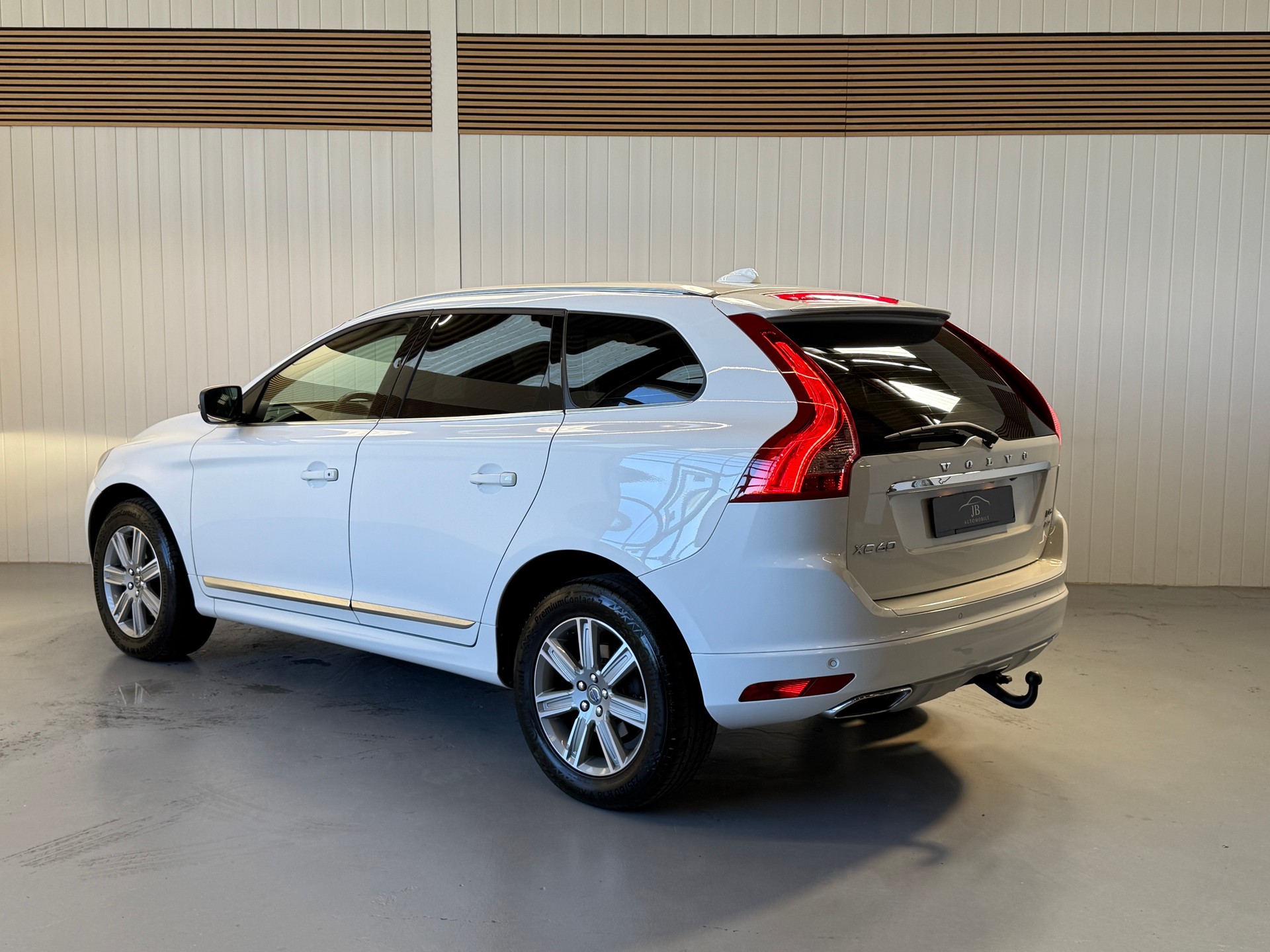 VOLVO XC60 D5 AWD Summum Geartronic - frisch ab MFK und Service - abnehmbare AHK-showroom-element-2