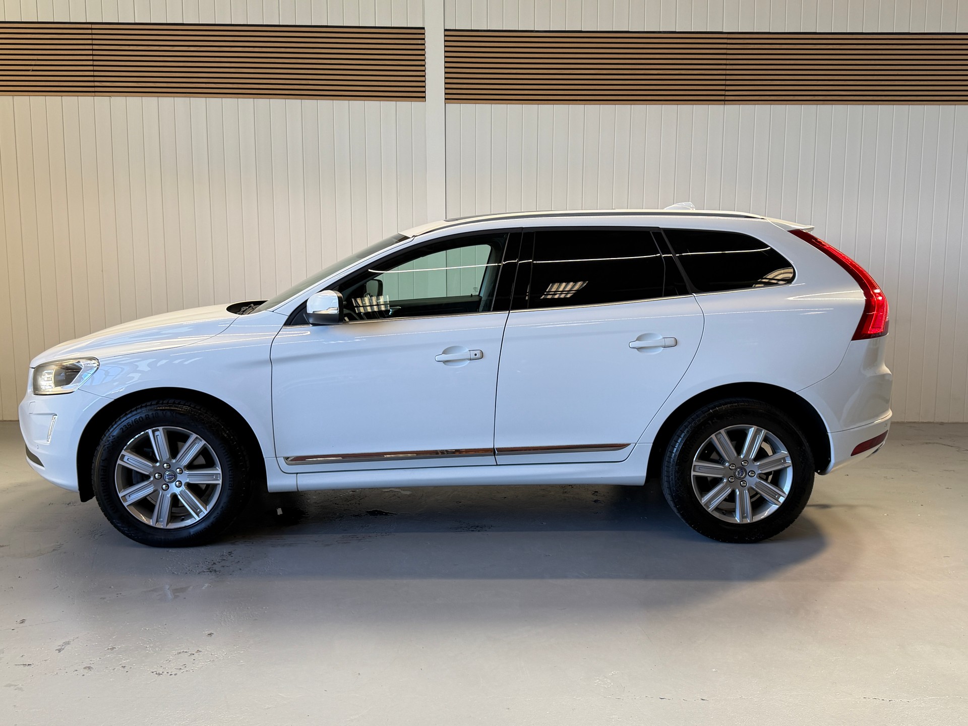VOLVO XC60 D5 AWD Summum Geartronic - frisch ab MFK und Service - abnehmbare AHK-showroom-element-1