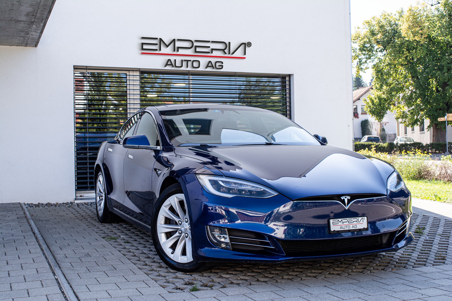 TESLA Model S 75 D-showroom-element-1