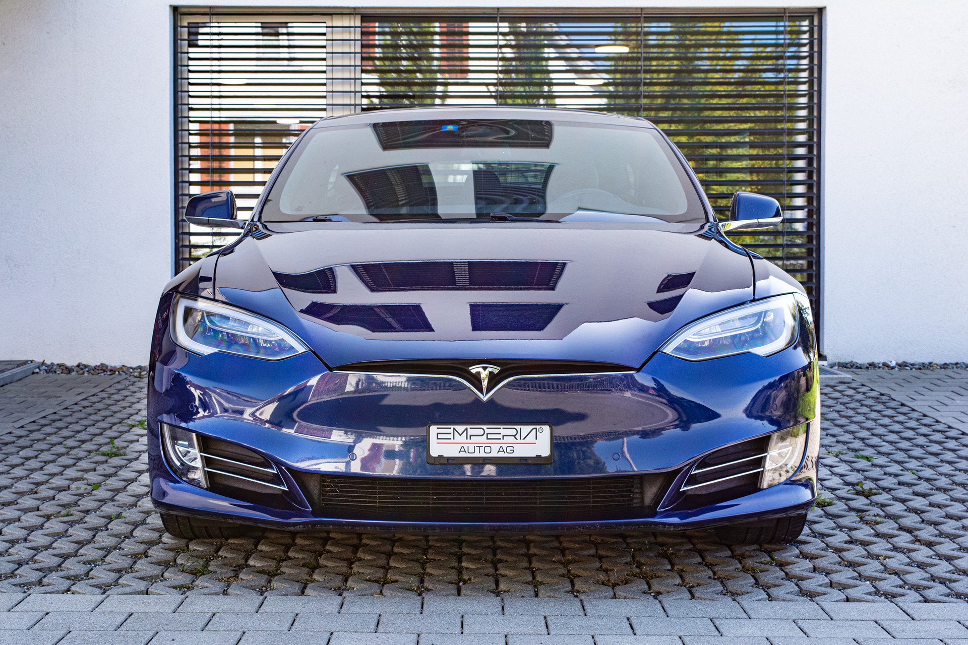 TESLA Model S 75 D-showroom-element-3