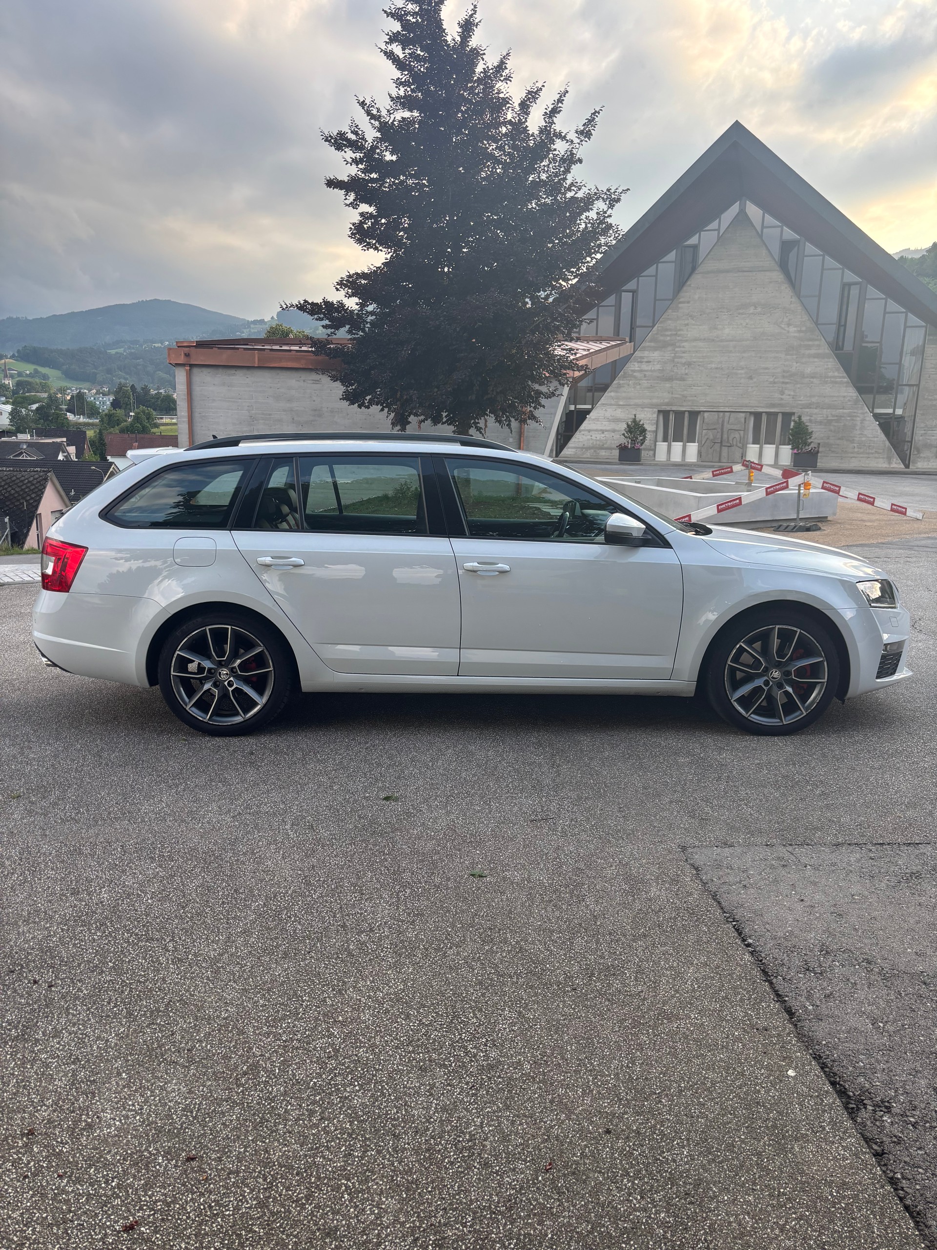 SKODA Octavia Combi 2.0 TDI RS DSG-image-9
