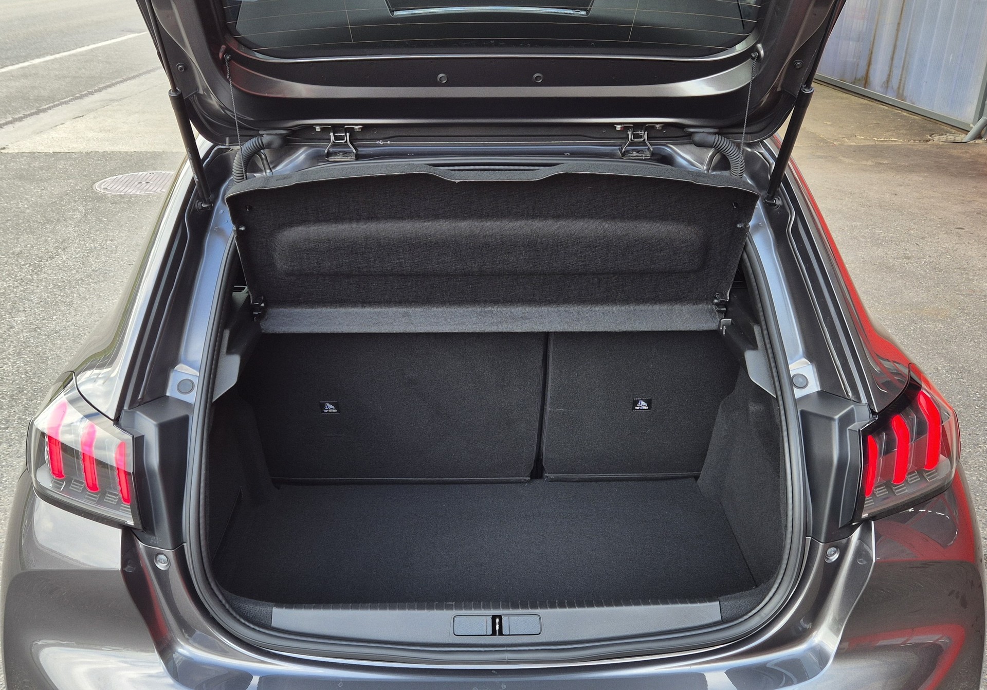 PEUGEOT 208 1.2 PureTech GT Pack EAT8-image-6