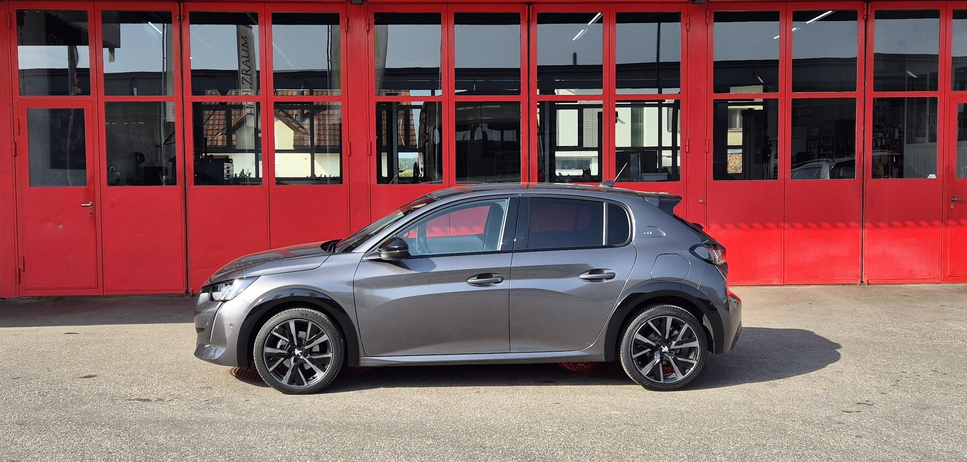 PEUGEOT 208 1.2 PureTech GT Pack EAT8-image-2