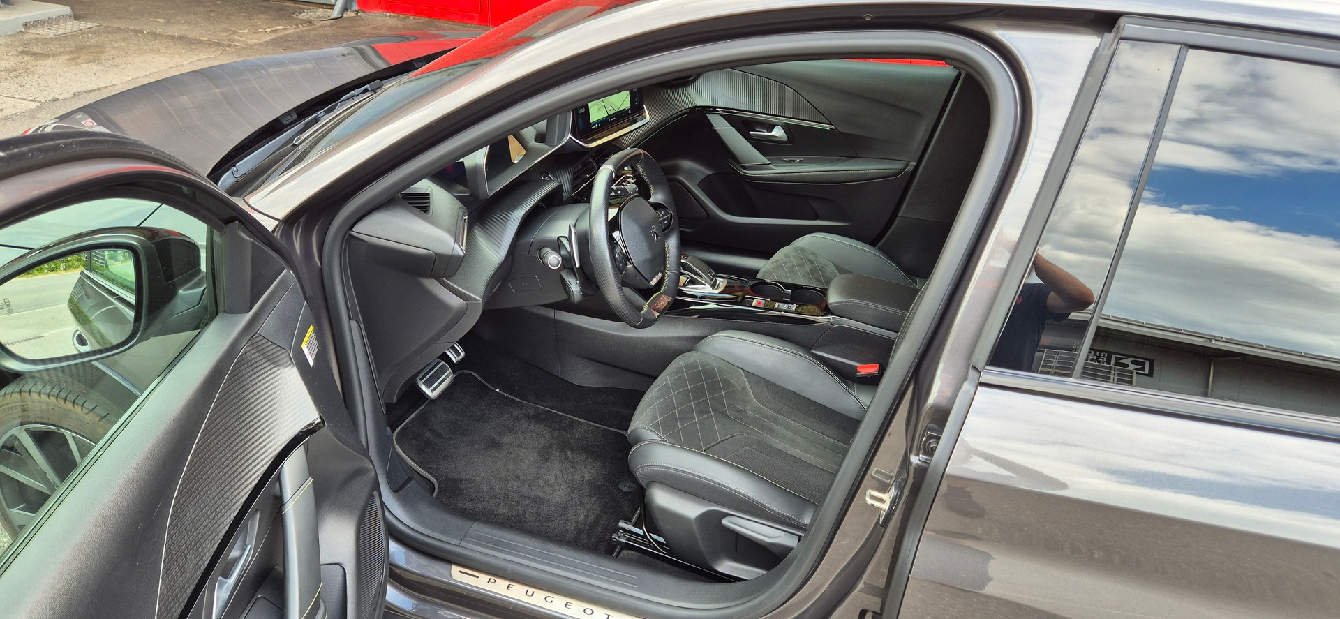 PEUGEOT 208 1.2 PureTech GT Pack EAT8-image-8