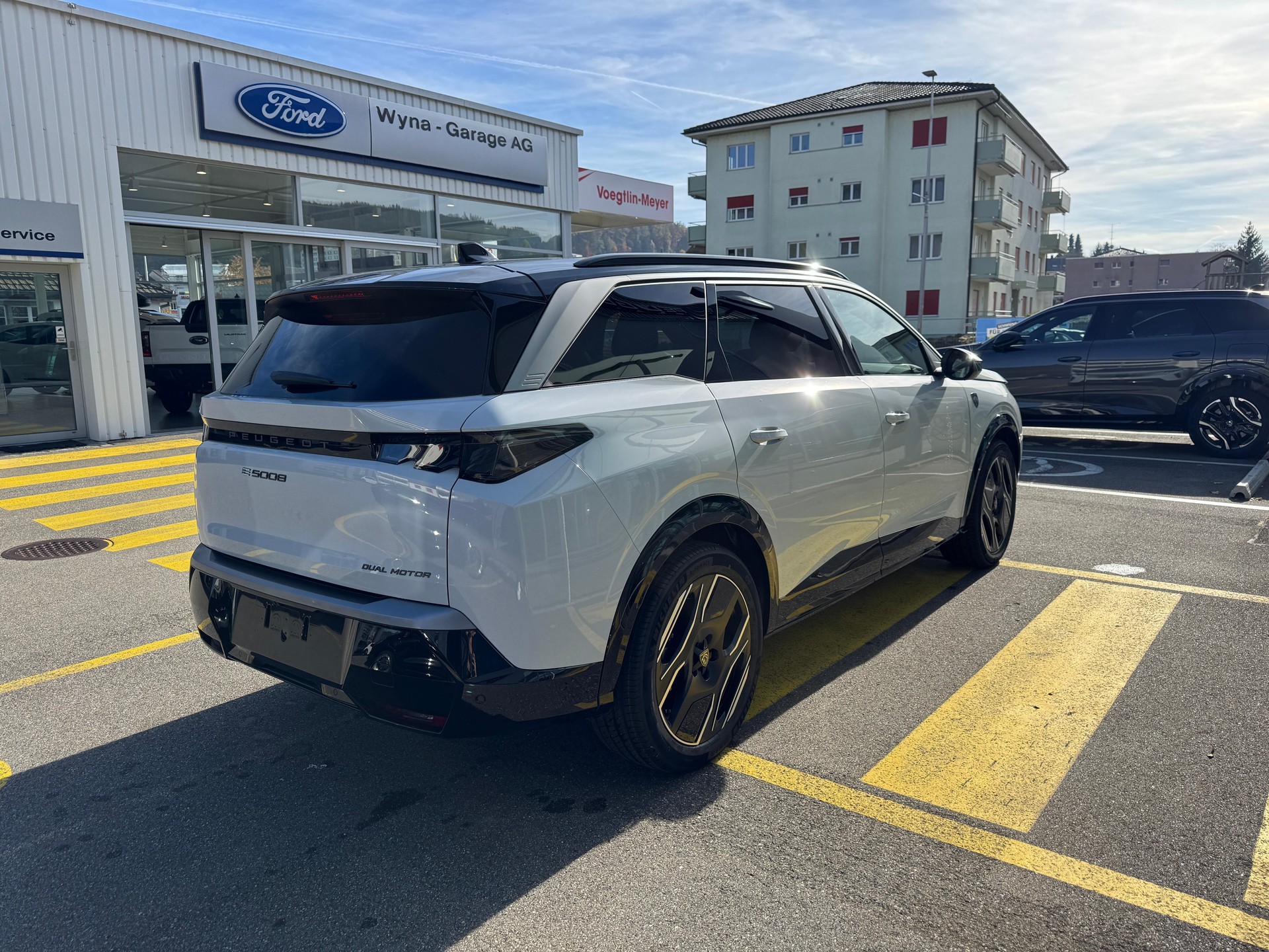PEUGEOT 5008 e-Launch Edition AWD-image-3