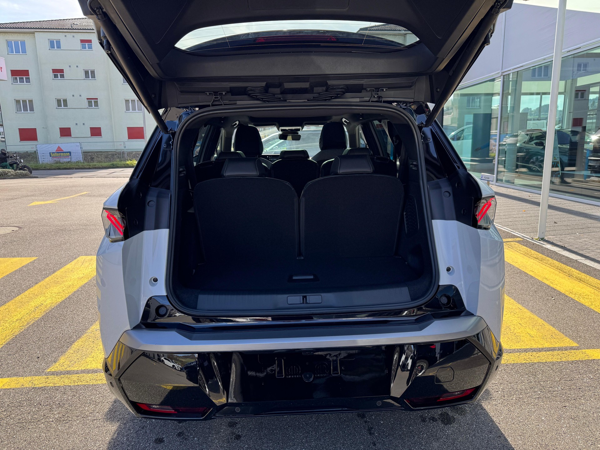 PEUGEOT 5008 e-Launch Edition AWD-image-11