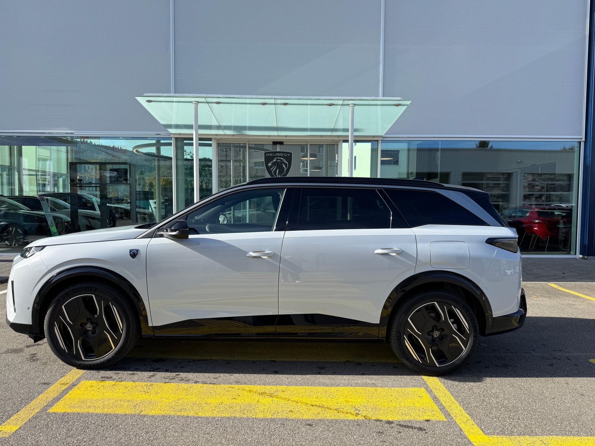 PEUGEOT 5008 e-Launch Edition AWD