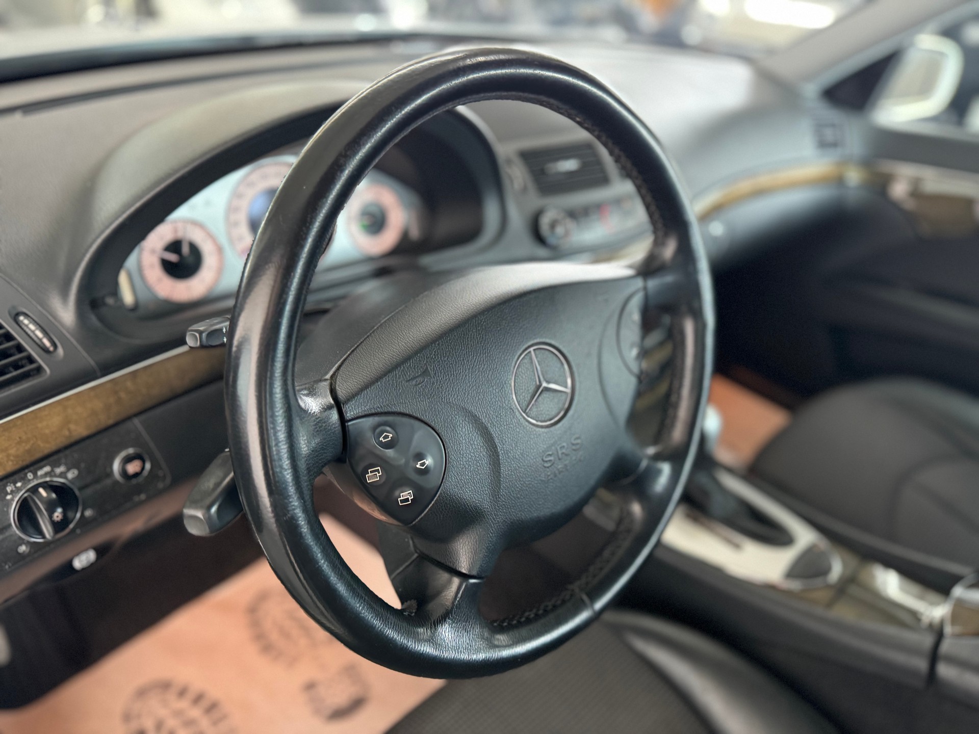 MERCEDES-BENZ E 270 CDI Avantgarde-image-10