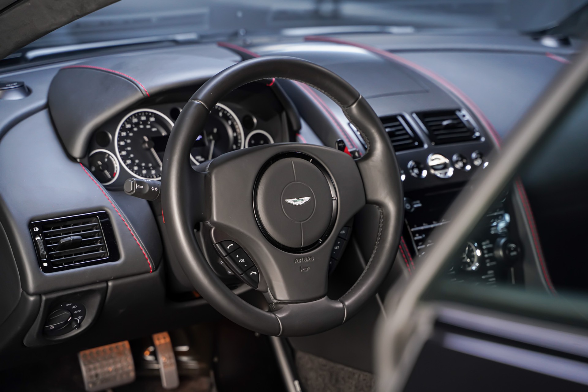 ASTON MARTIN DB9 Carbon Black Touchtronic 2-image-9