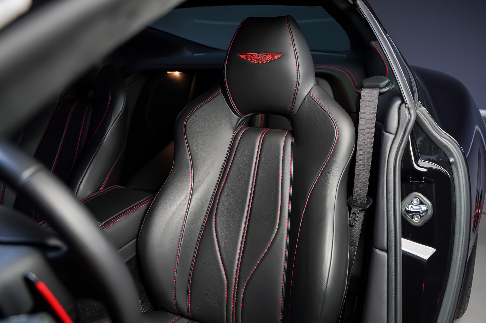 ASTON MARTIN DB9 Carbon Black Touchtronic 2-image-12