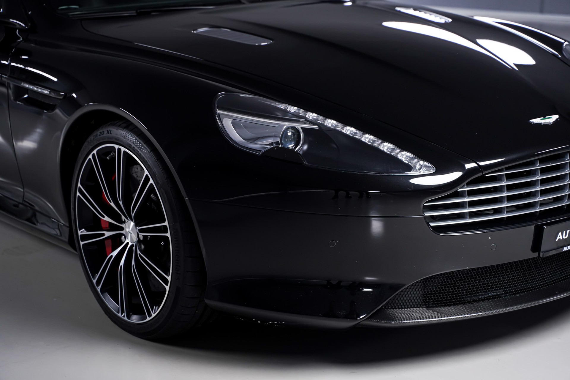 ASTON MARTIN DB9 Carbon Black Touchtronic 2-showroom-element-3
