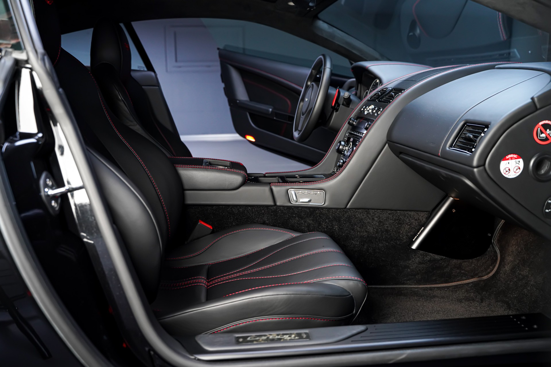 ASTON MARTIN DB9 Carbon Black Touchtronic 2-image-19