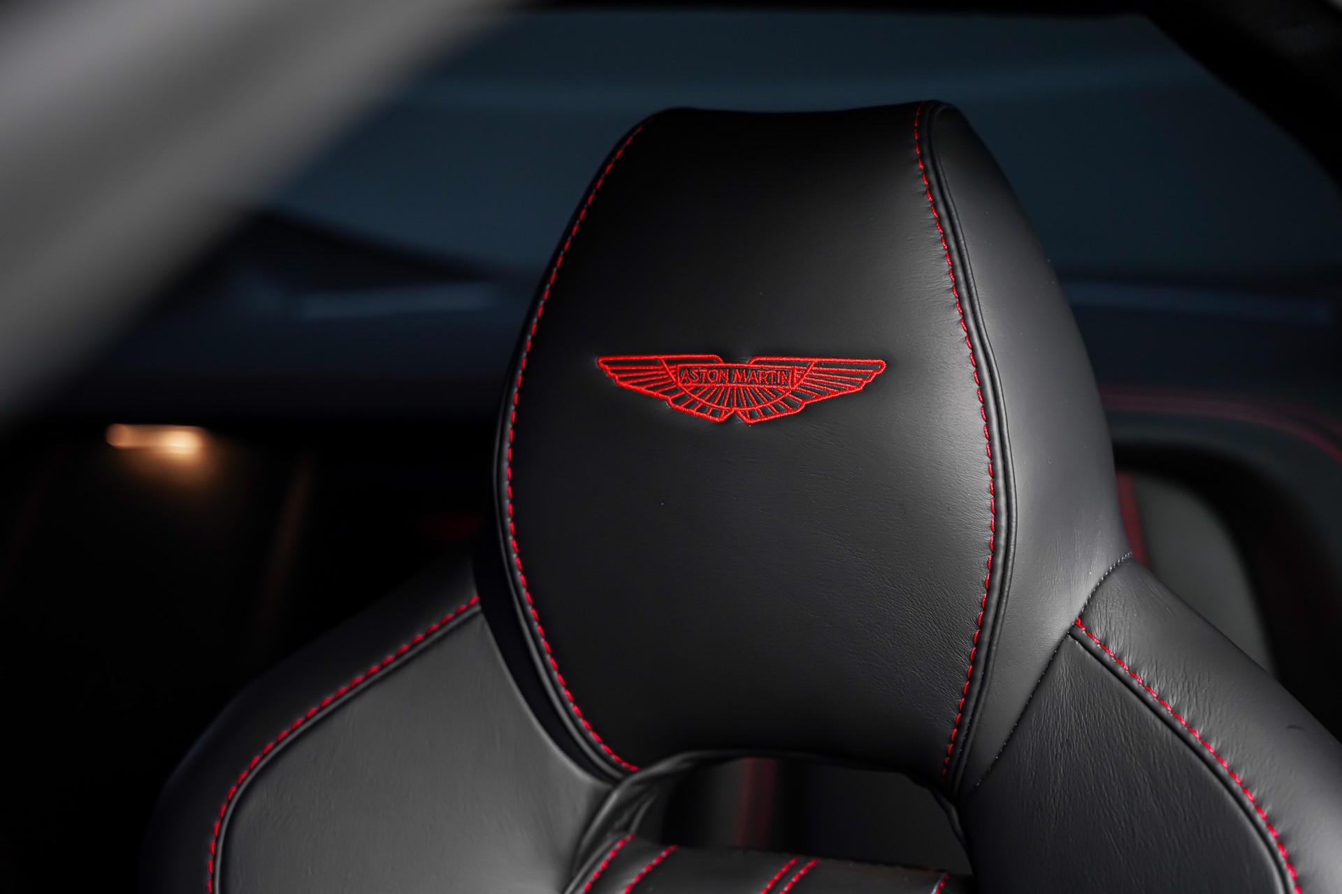 ASTON MARTIN DB9 Carbon Black Touchtronic 2-image-13
